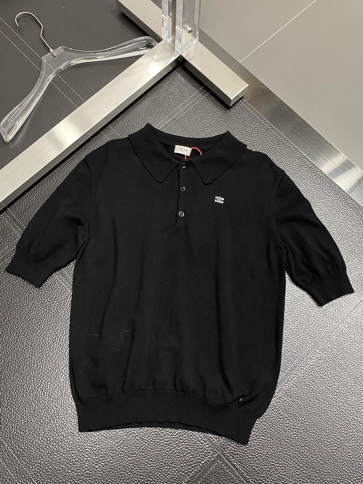  。CELINE赛琳💥独家专供最新时尚春秋针织短袖 经典设计感与颜值爆棚的外套，品质更是无法挑剔品控可以