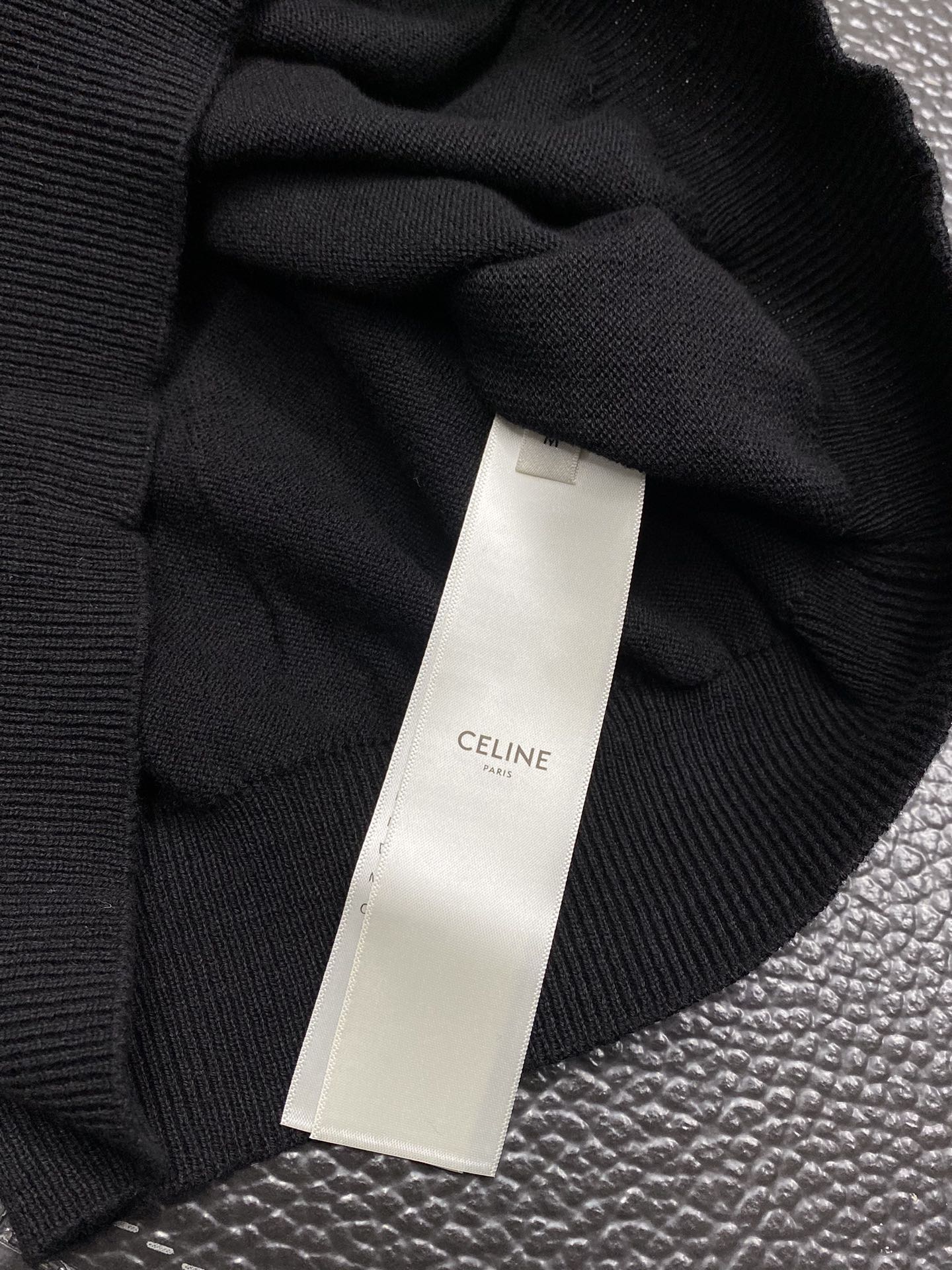  。CELINE赛琳💥独家专供最新时尚春秋针织短袖 经典设计感与颜值爆棚的外套，品质更是无法挑剔品控可以