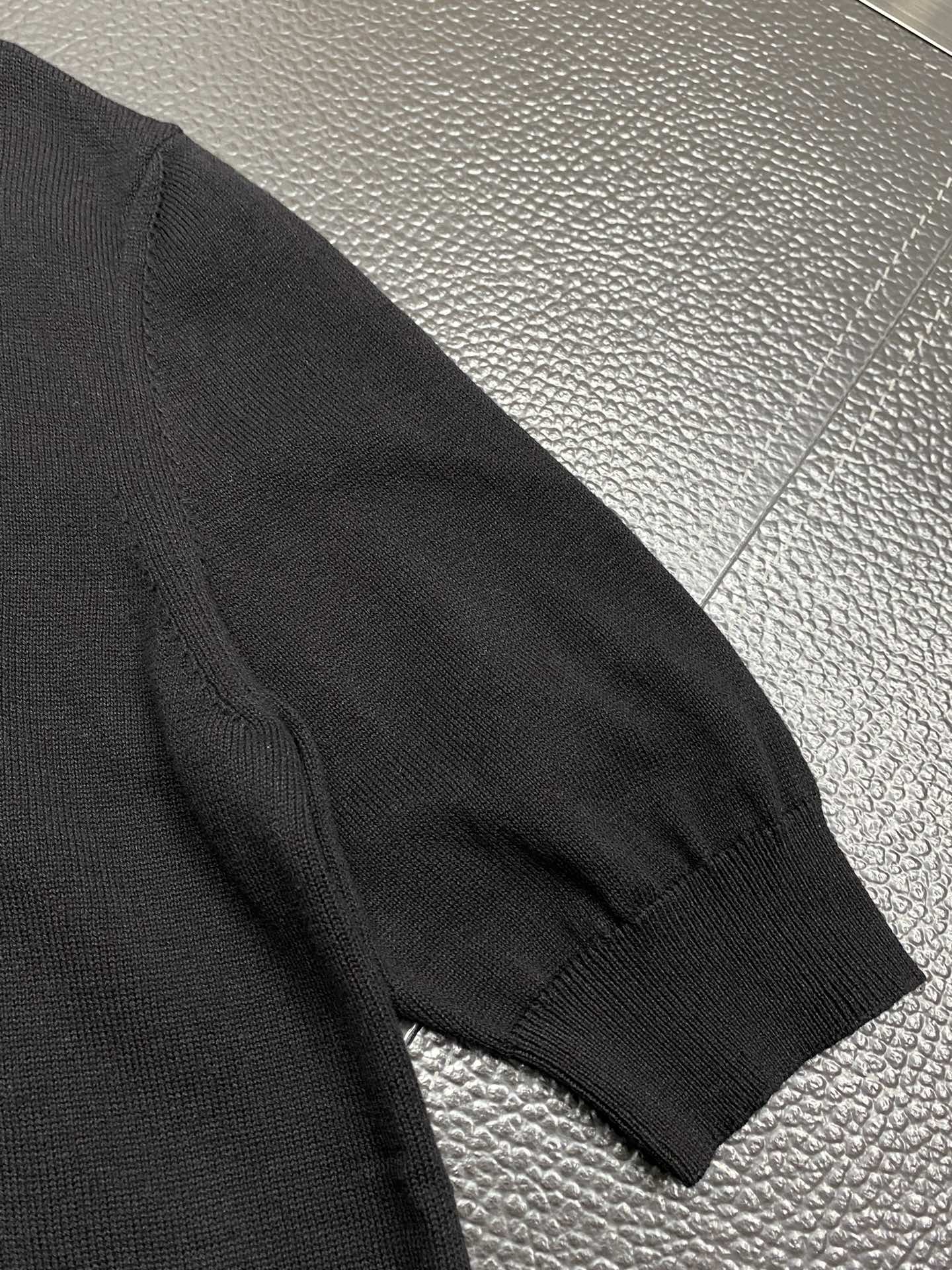  。CELINE赛琳💥独家专供最新时尚春秋针织短袖 经典设计感与颜值爆棚的外套，品质更是无法挑剔品控可以