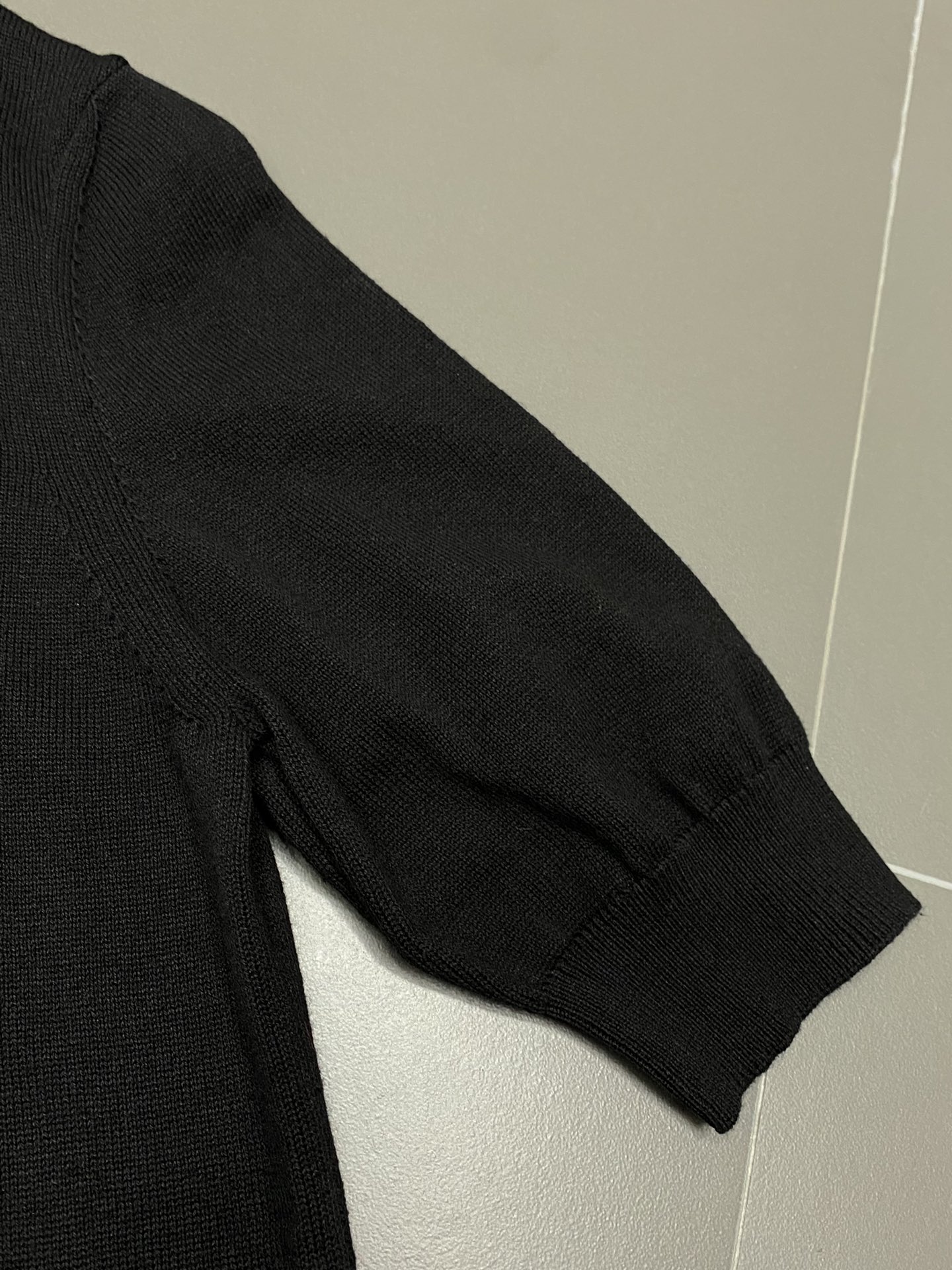  。CELINE赛琳💥独家专供最新时尚春秋针织短袖 经典设计感与颜值爆棚的外套，品质更是无法挑剔品控可以