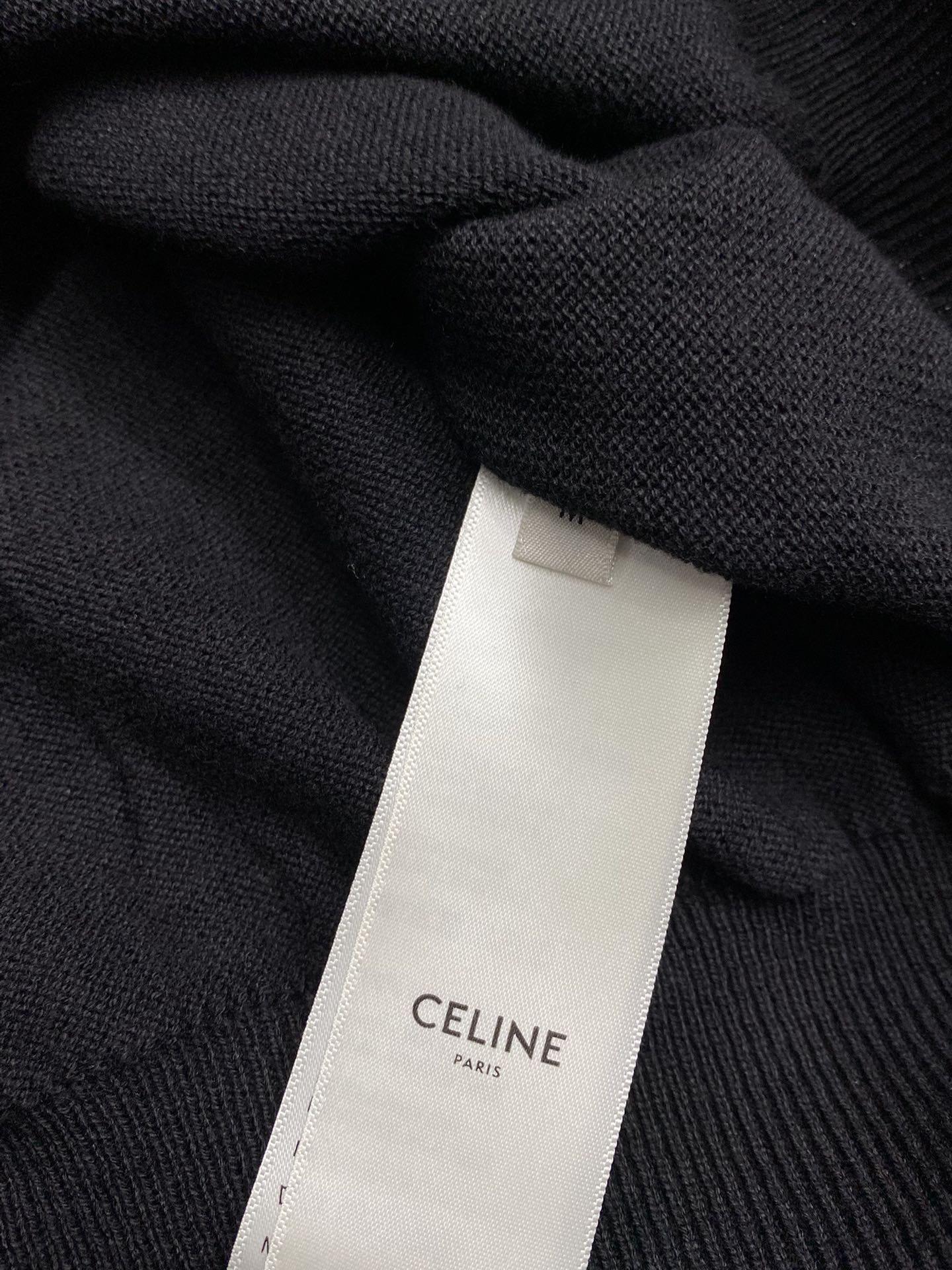  。CELINE赛琳💥独家专供最新时尚春秋针织短袖 经典设计感与颜值爆棚的外套，品质更是无法挑剔品控可以