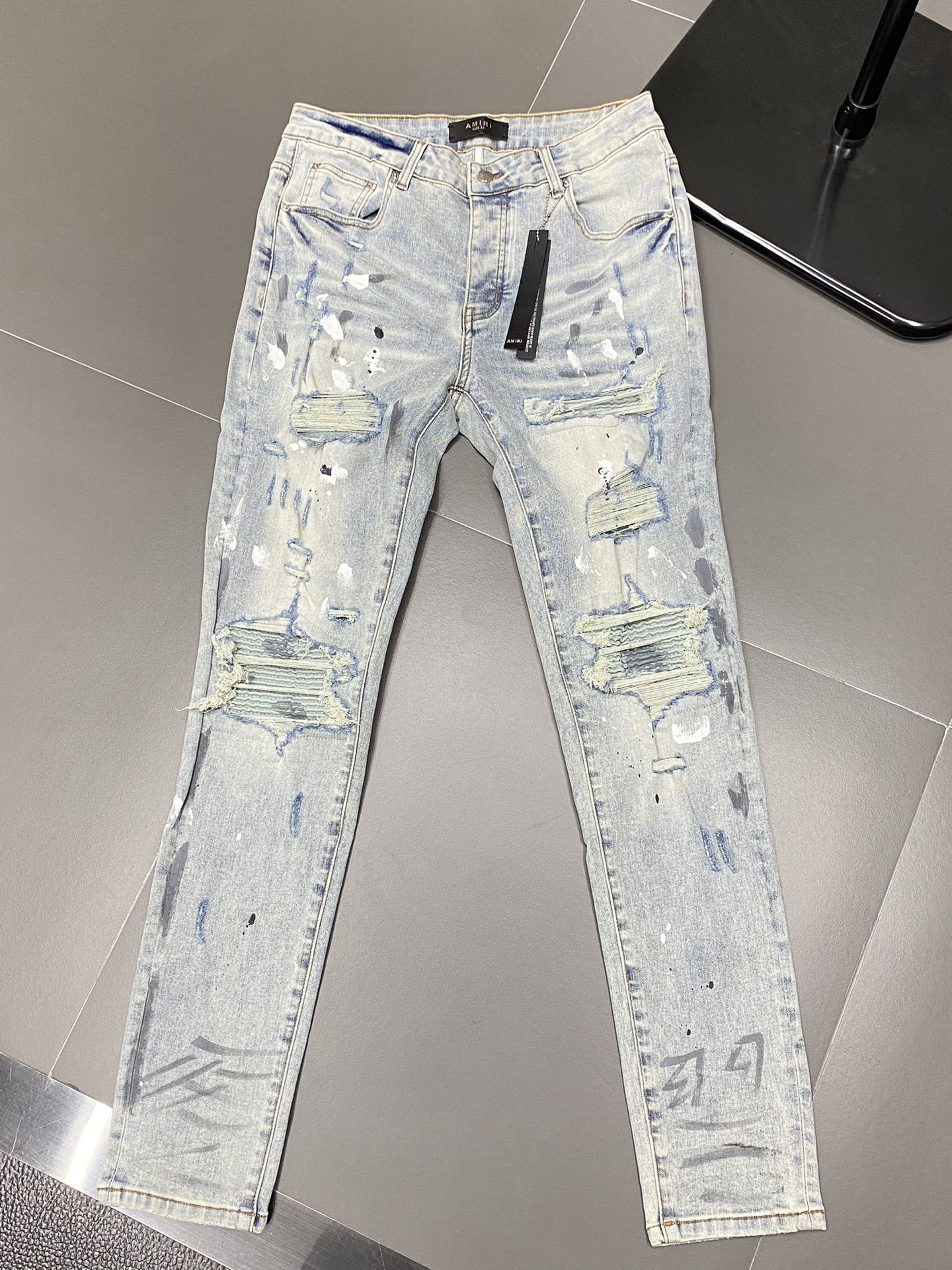  。AMIRI💥独家专供新款休闲牛仔裤 高端版本！专柜 面料 透气舒适度高，细节无可挑剔，品牌元素设计理