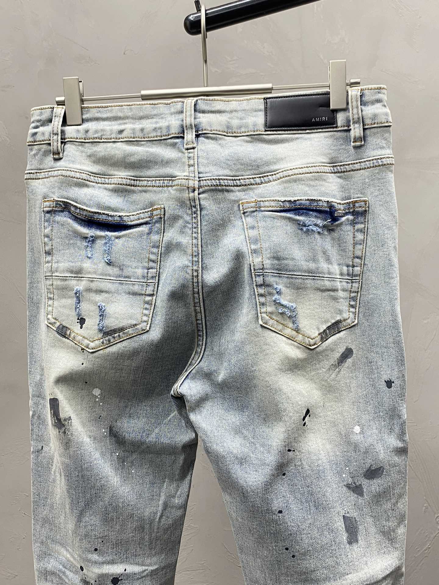  。AMIRI💥独家专供新款休闲牛仔裤 高端版本！专柜 面料 透气舒适度高，细节无可挑剔，品牌元素设计理