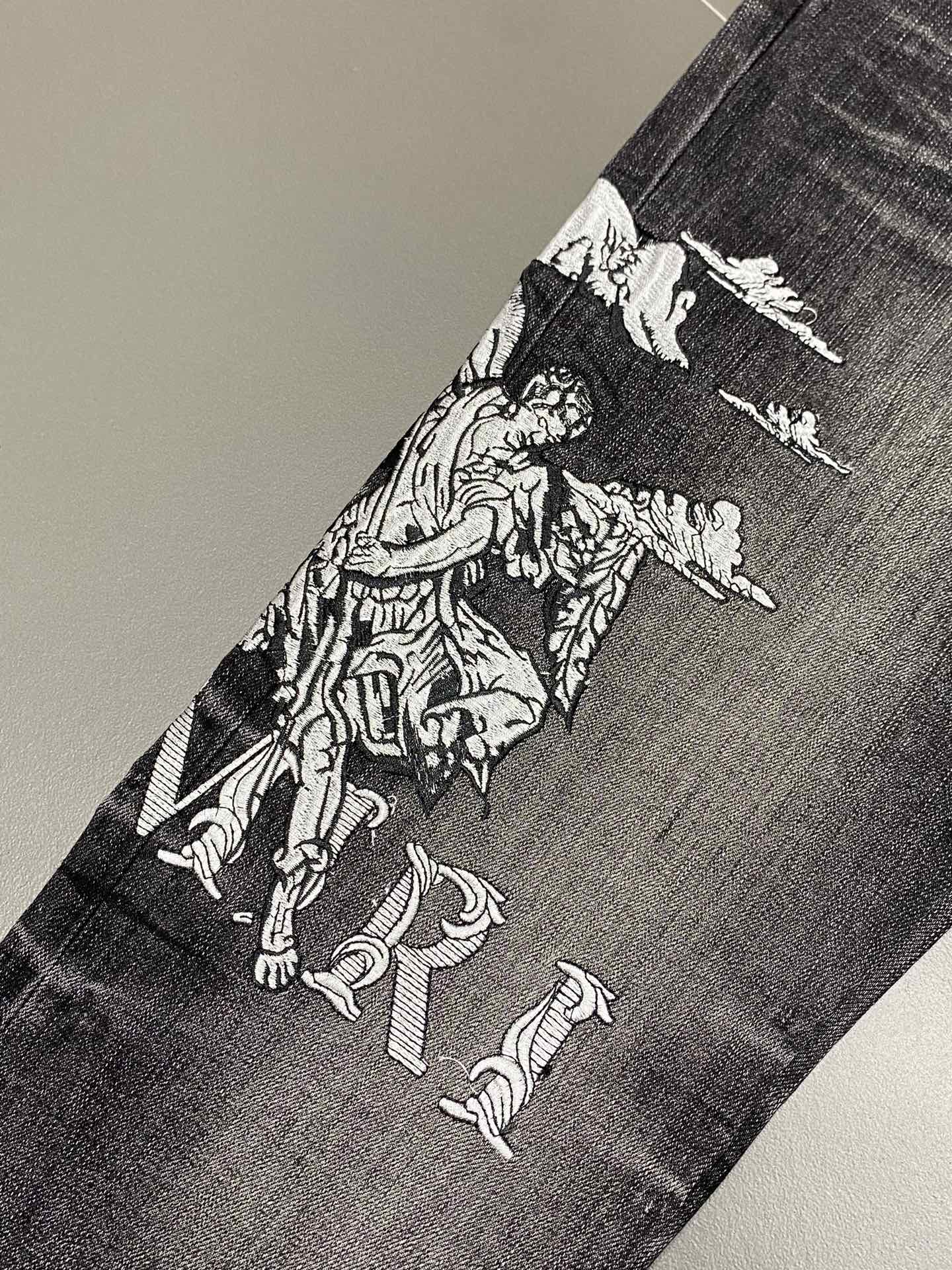  。AMIRI💥独家专供新款休闲牛仔裤 高端版本！专柜 面料 透气舒适度高，细节无可挑剔，品牌元素设计理