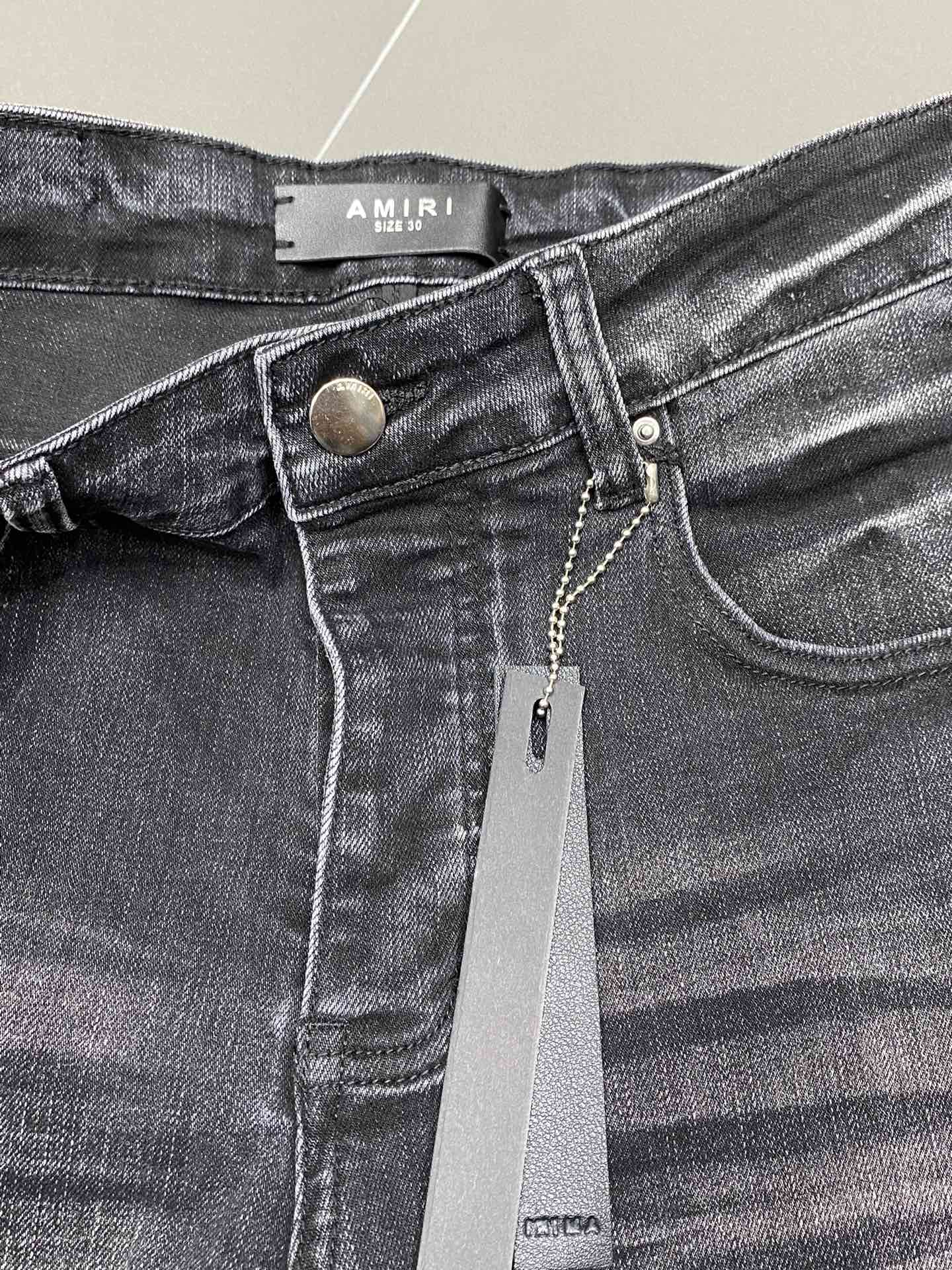  。AMIRI💥独家专供新款休闲牛仔裤 高端版本！专柜 面料 透气舒适度高，细节无可挑剔，品牌元素设计理