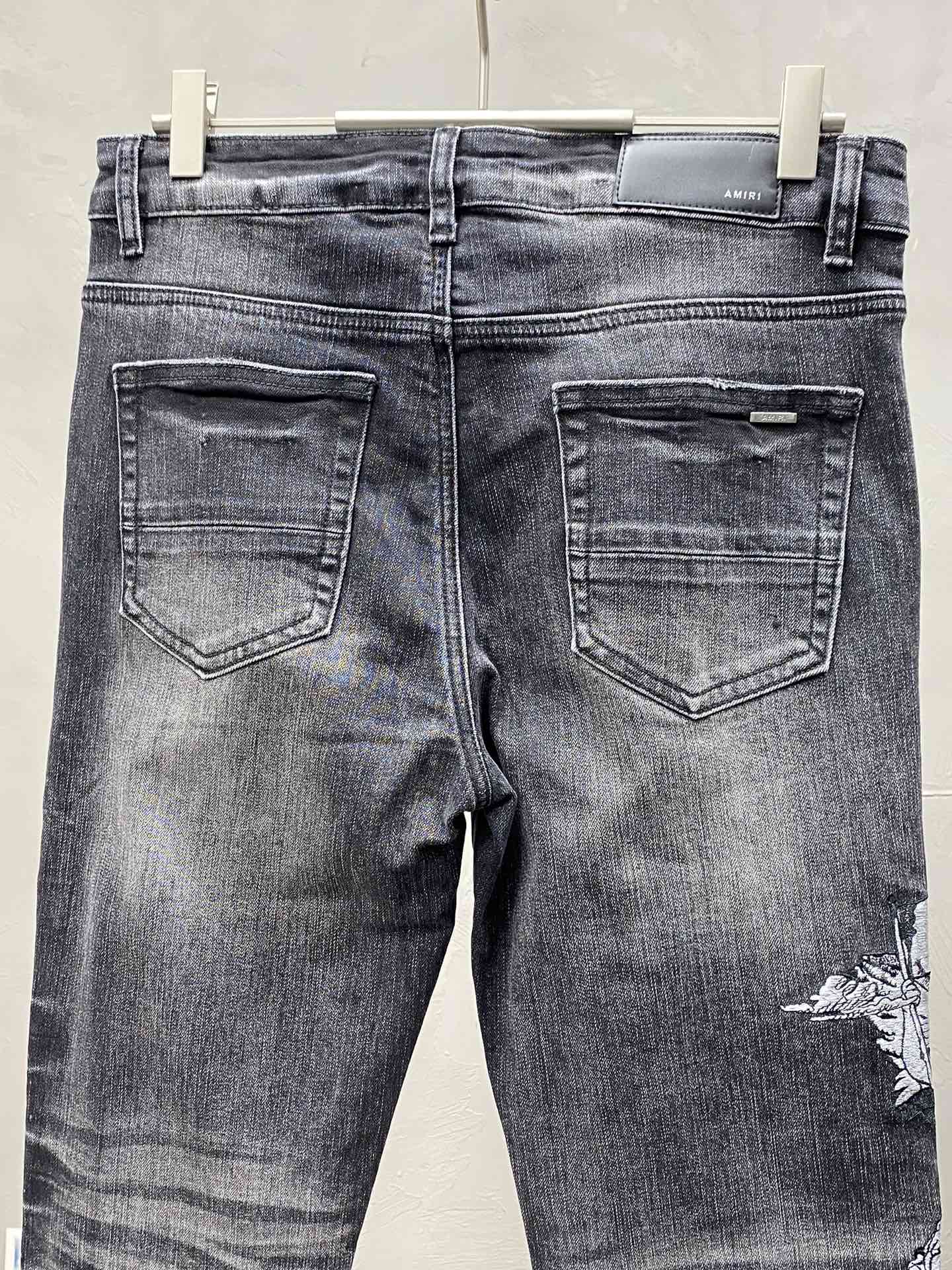 。AMIRI💥独家专供新款休闲牛仔裤 高端版本！专柜 面料 透气舒适度高，细节无可挑剔，品牌元素设计理