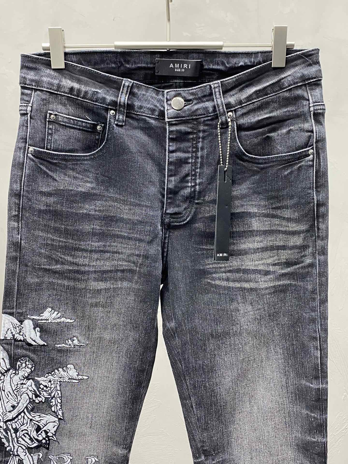  。AMIRI💥独家专供新款休闲牛仔裤 高端版本！专柜 面料 透气舒适度高，细节无可挑剔，品牌元素设计理
