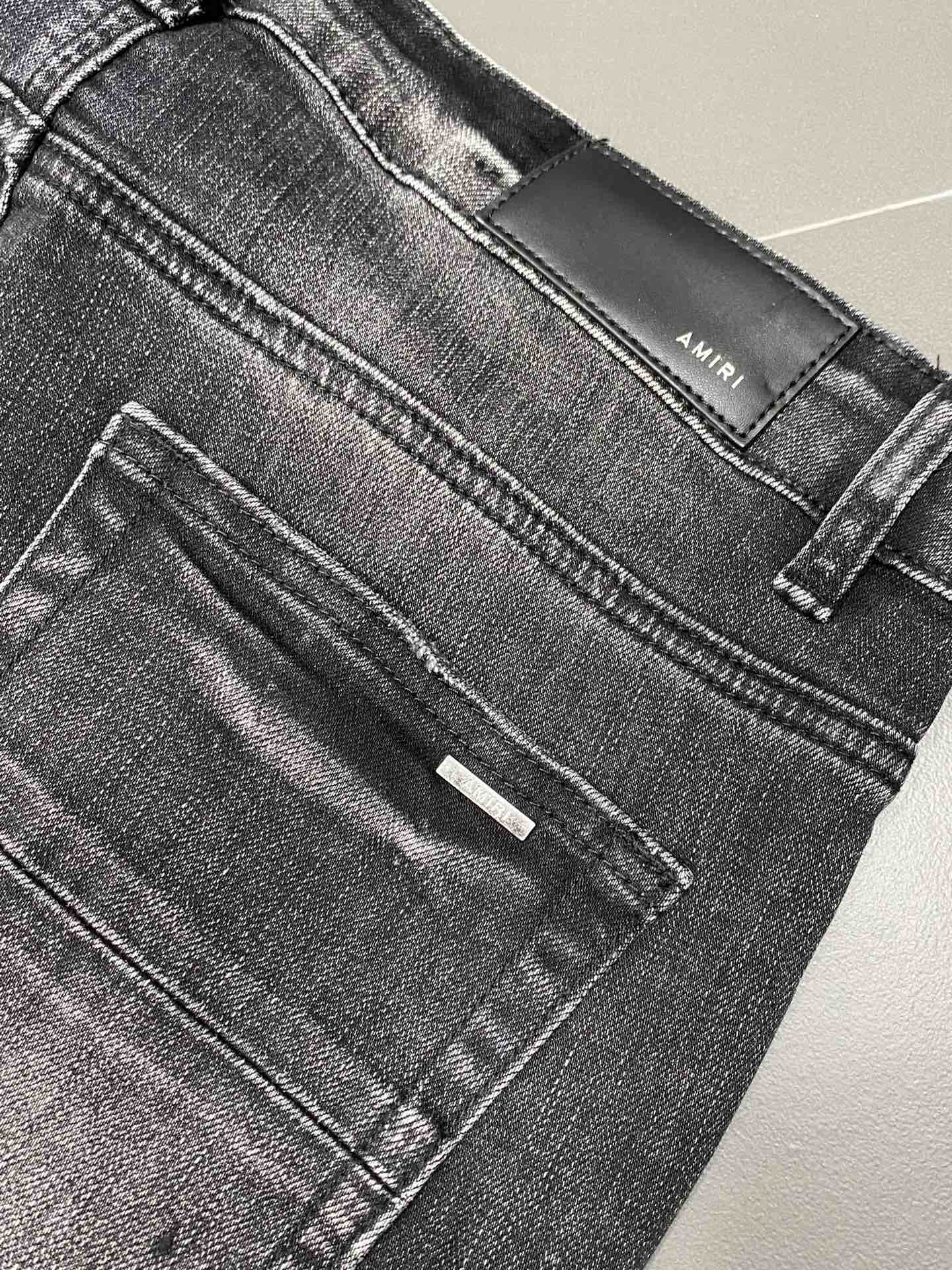  。AMIRI💥独家专供新款休闲牛仔裤 高端版本！专柜 面料 透气舒适度高，细节无可挑剔，品牌元素设计理