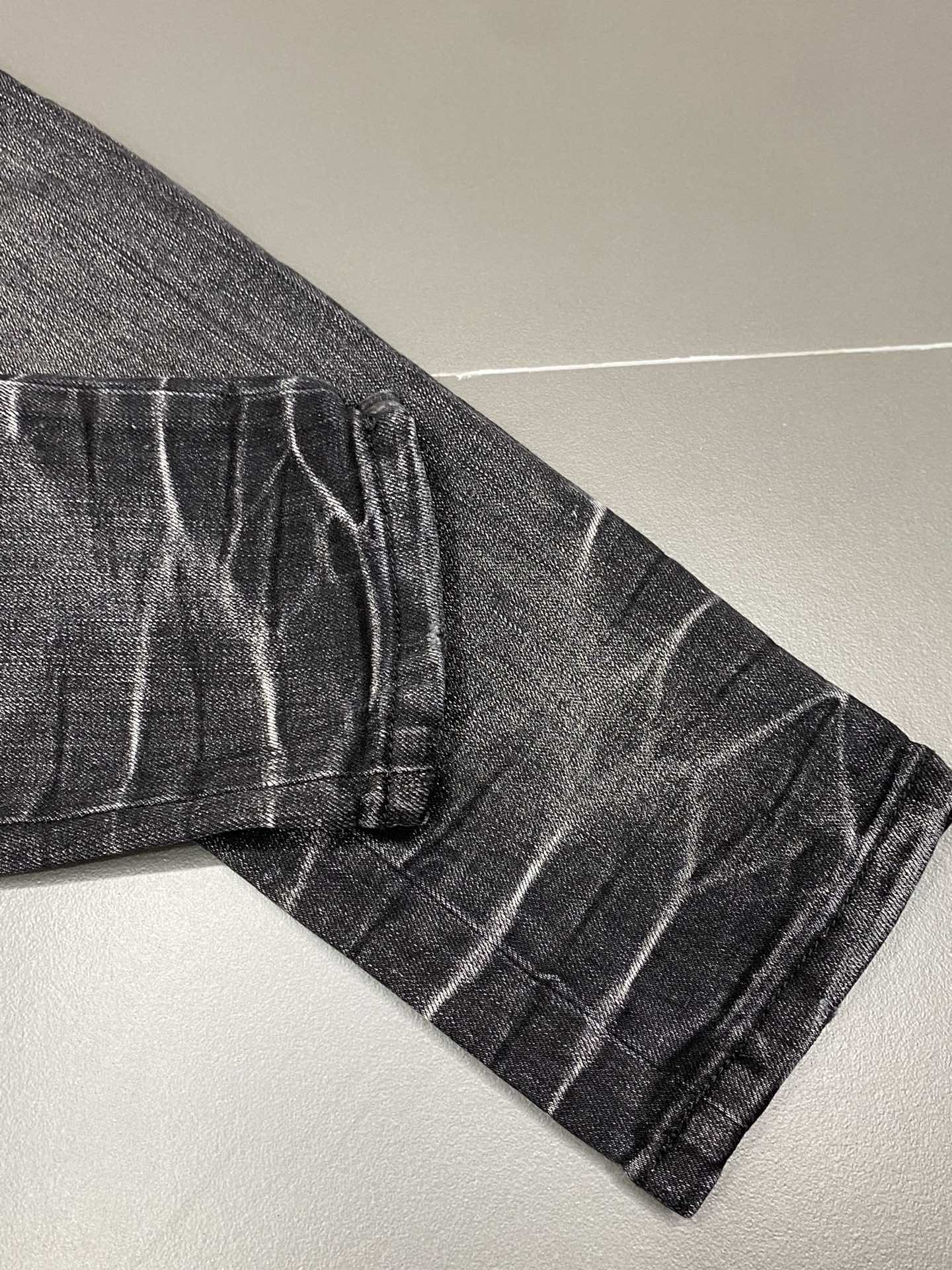  。AMIRI💥独家专供新款休闲牛仔裤 高端版本！专柜 面料 透气舒适度高，细节无可挑剔，品牌元素设计理