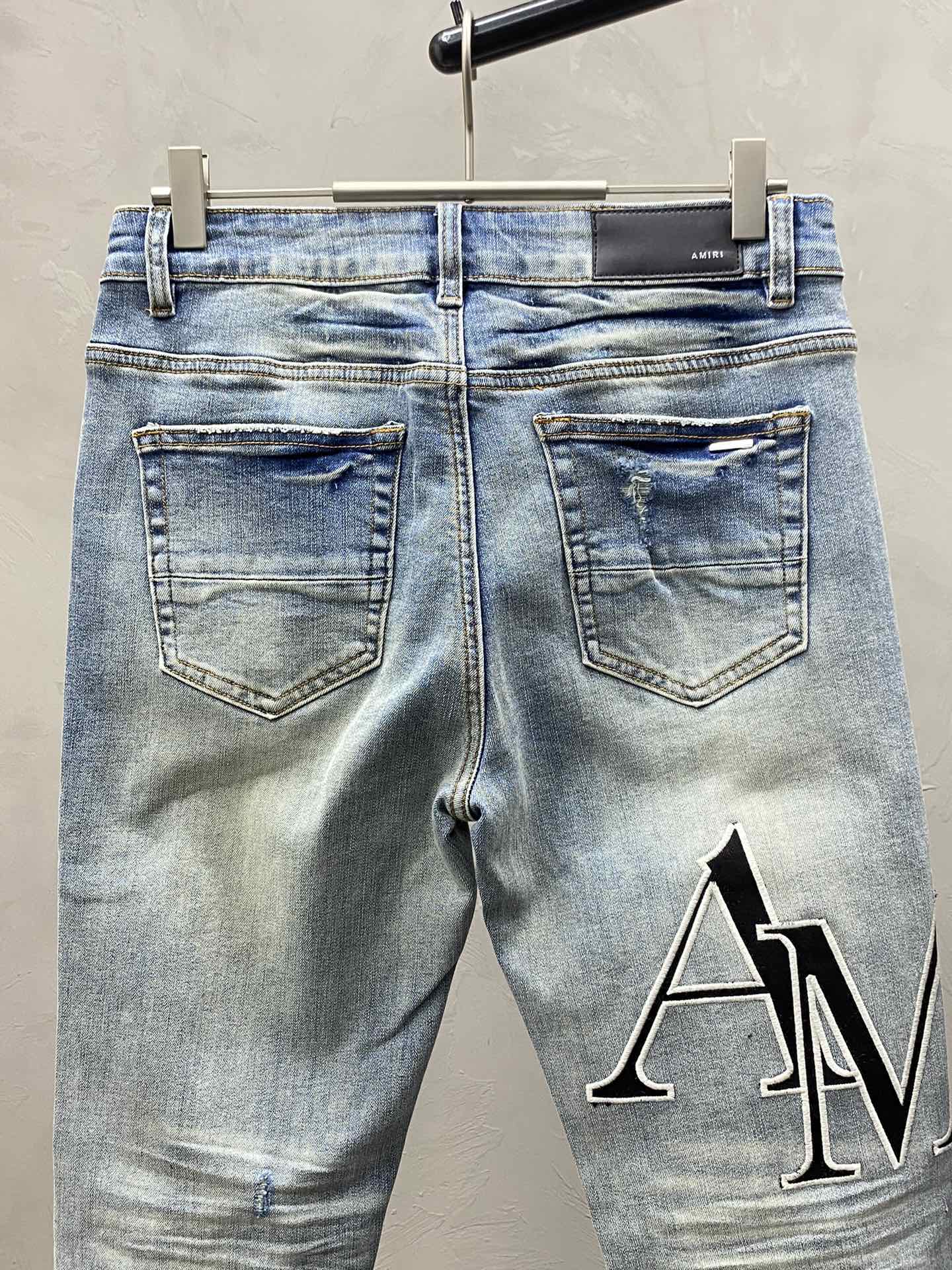  。AMIRI💥独家专供新款休闲牛仔裤 高端版本！专柜 面料 透气舒适度高，细节无可挑剔，品牌元素设计理