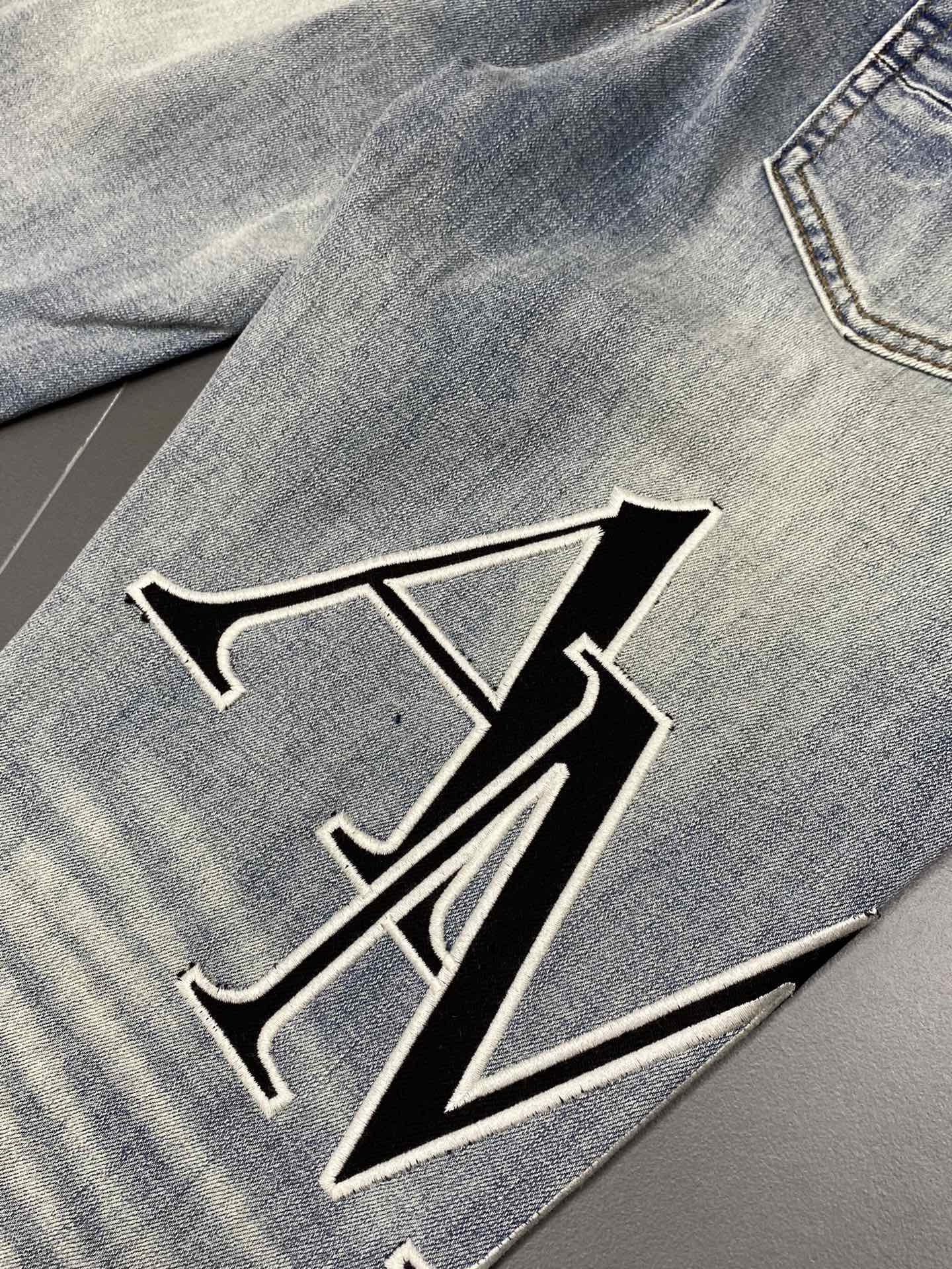  。AMIRI💥独家专供新款休闲牛仔裤 高端版本！专柜 面料 透气舒适度高，细节无可挑剔，品牌元素设计理