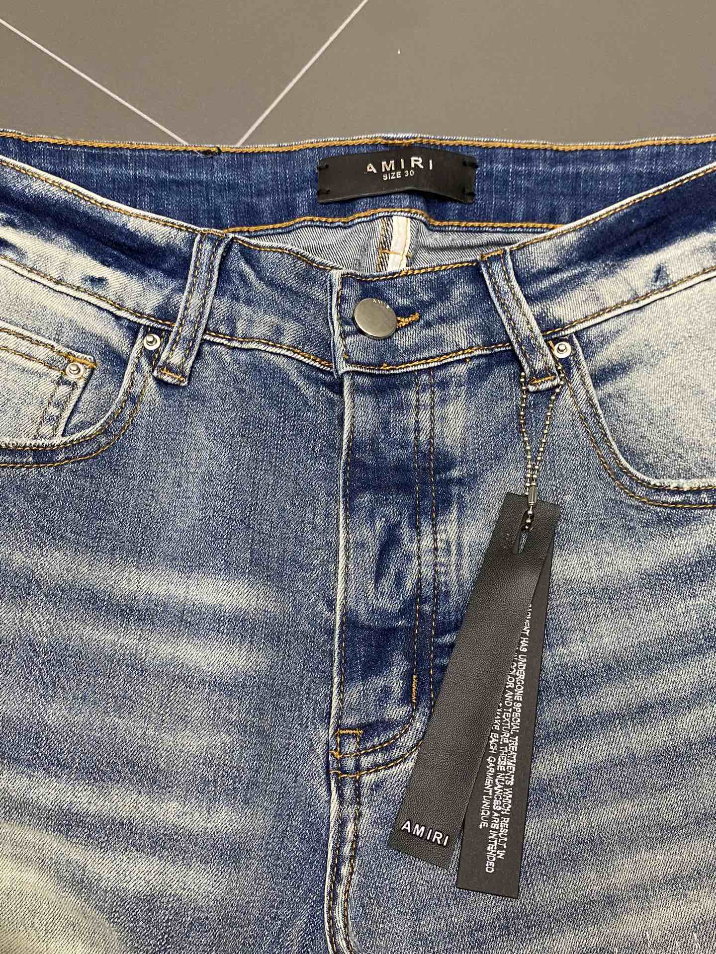  。AMIRI💥独家专供新款休闲牛仔裤 高端版本！专柜 面料 透气舒适度高，细节无可挑剔，品牌元素设计理