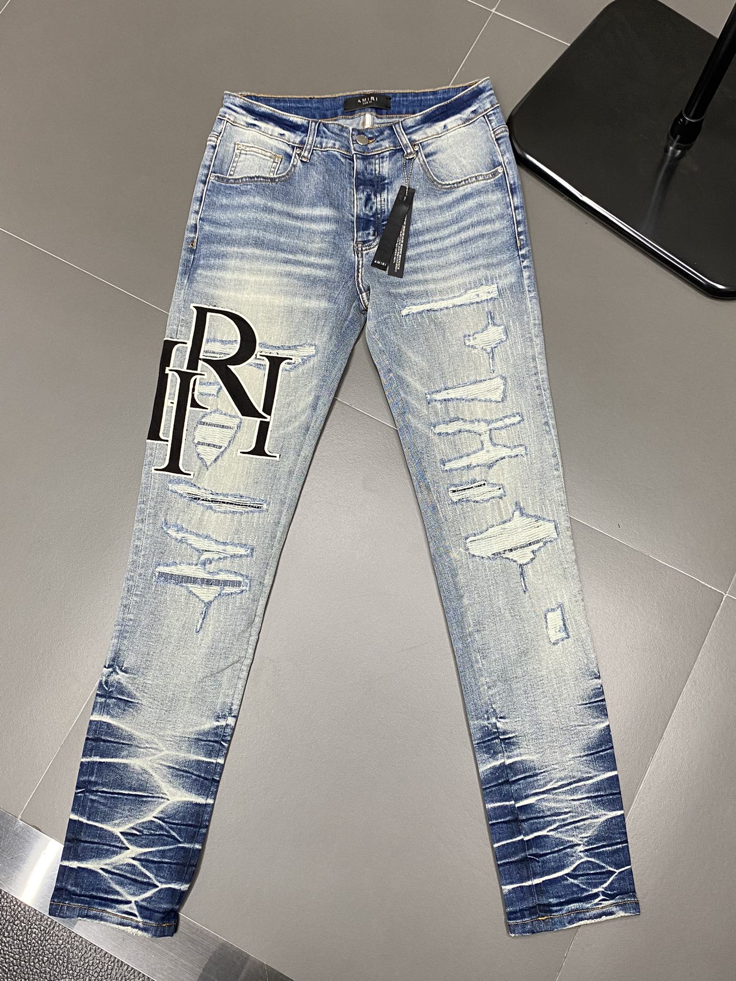  。AMIRI💥独家专供新款休闲牛仔裤 高端版本！专柜 面料 透气舒适度高，细节无可挑剔，品牌元素设计理