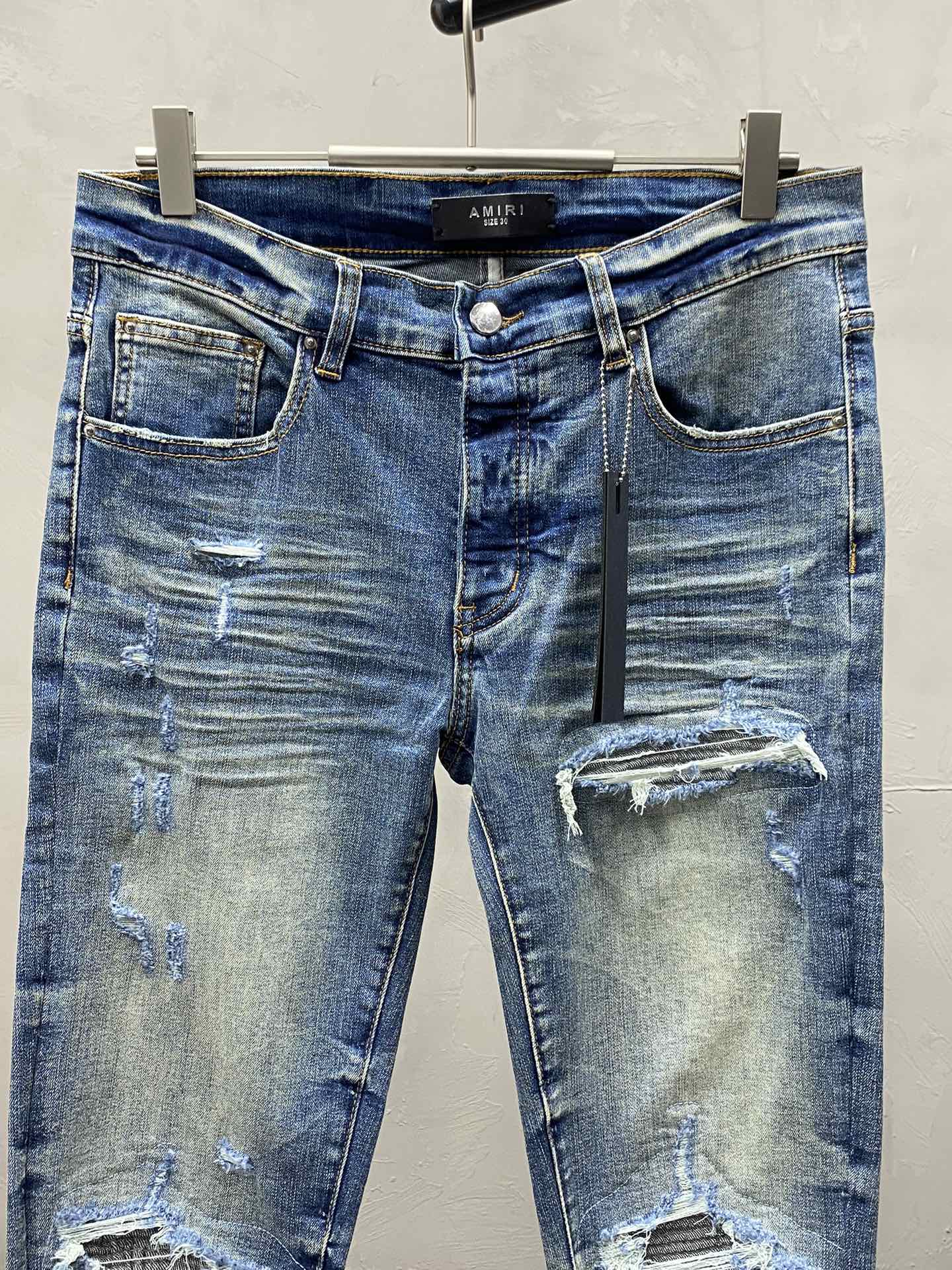  。AMIRI💥独家专供新款休闲牛仔裤 高端版本！专柜 面料 透气舒适度高，细节无可挑剔，品牌元素设计理