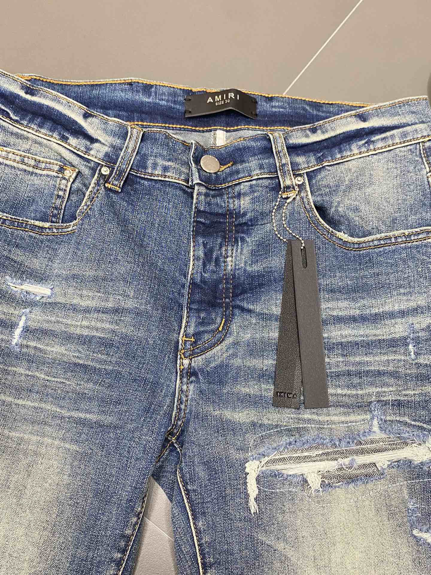  。AMIRI💥独家专供新款休闲牛仔裤 高端版本！专柜 面料 透气舒适度高，细节无可挑剔，品牌元素设计理