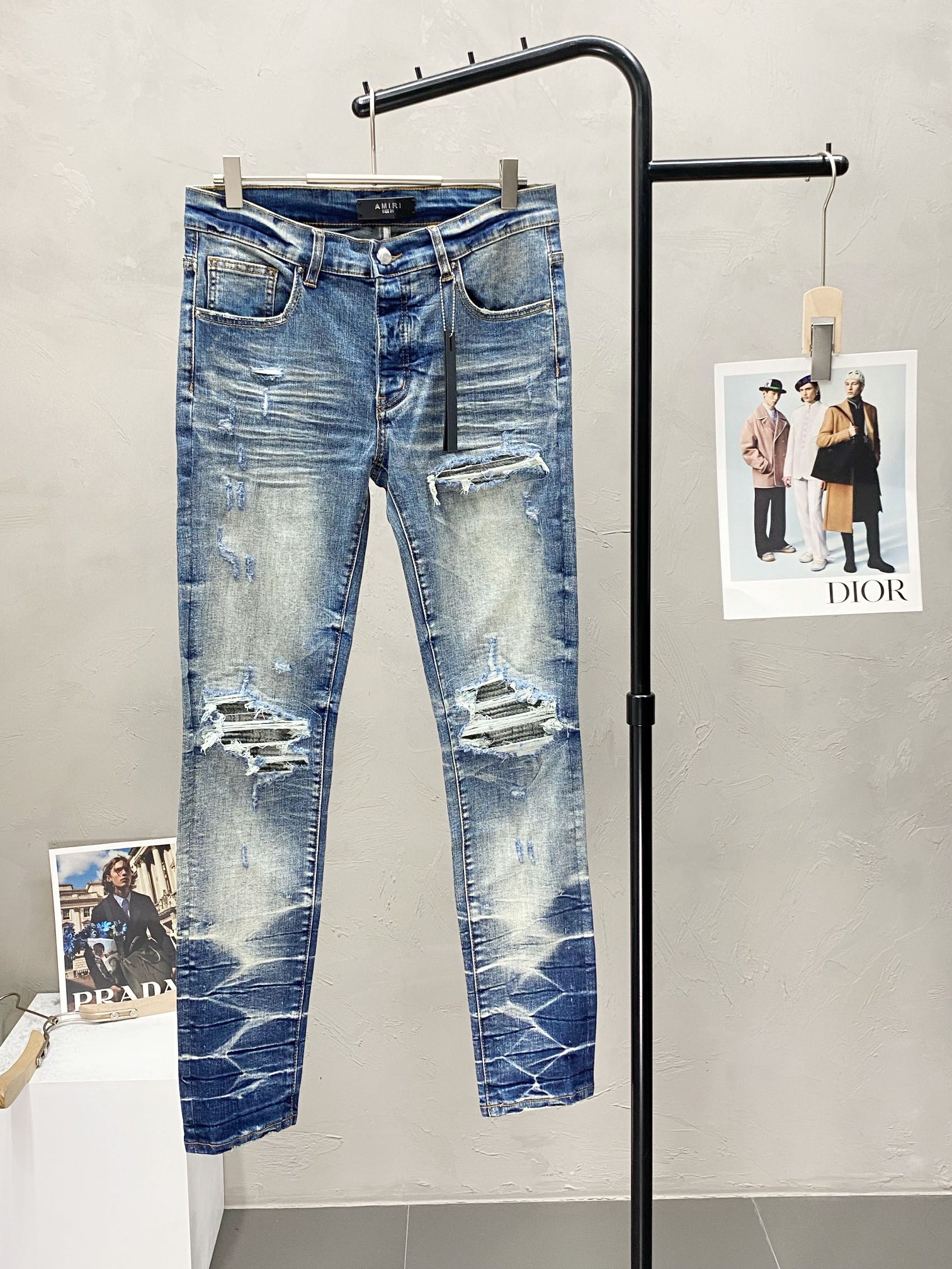  。AMIRI💥独家专供新款休闲牛仔裤 高端版本！专柜 面料 透气舒适度高，细节无可挑剔，品牌元素设计理