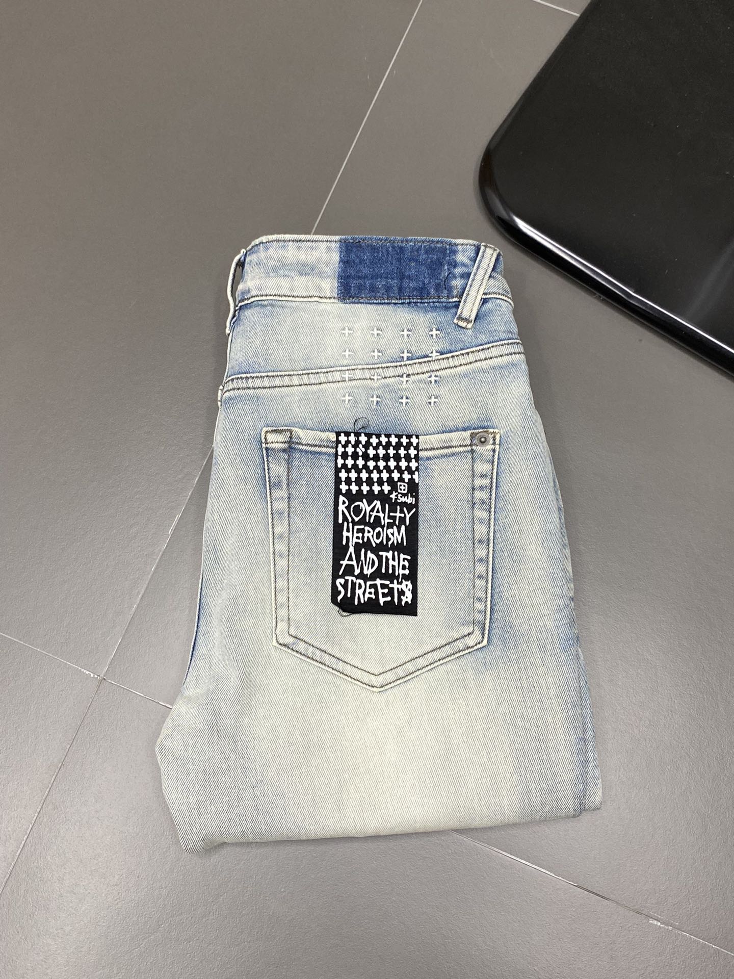  。Ksubi💥独家专供新款休闲牛仔裤 高端版本！专柜 面料 透气舒适度高，细节无可挑剔，品牌元素设计理