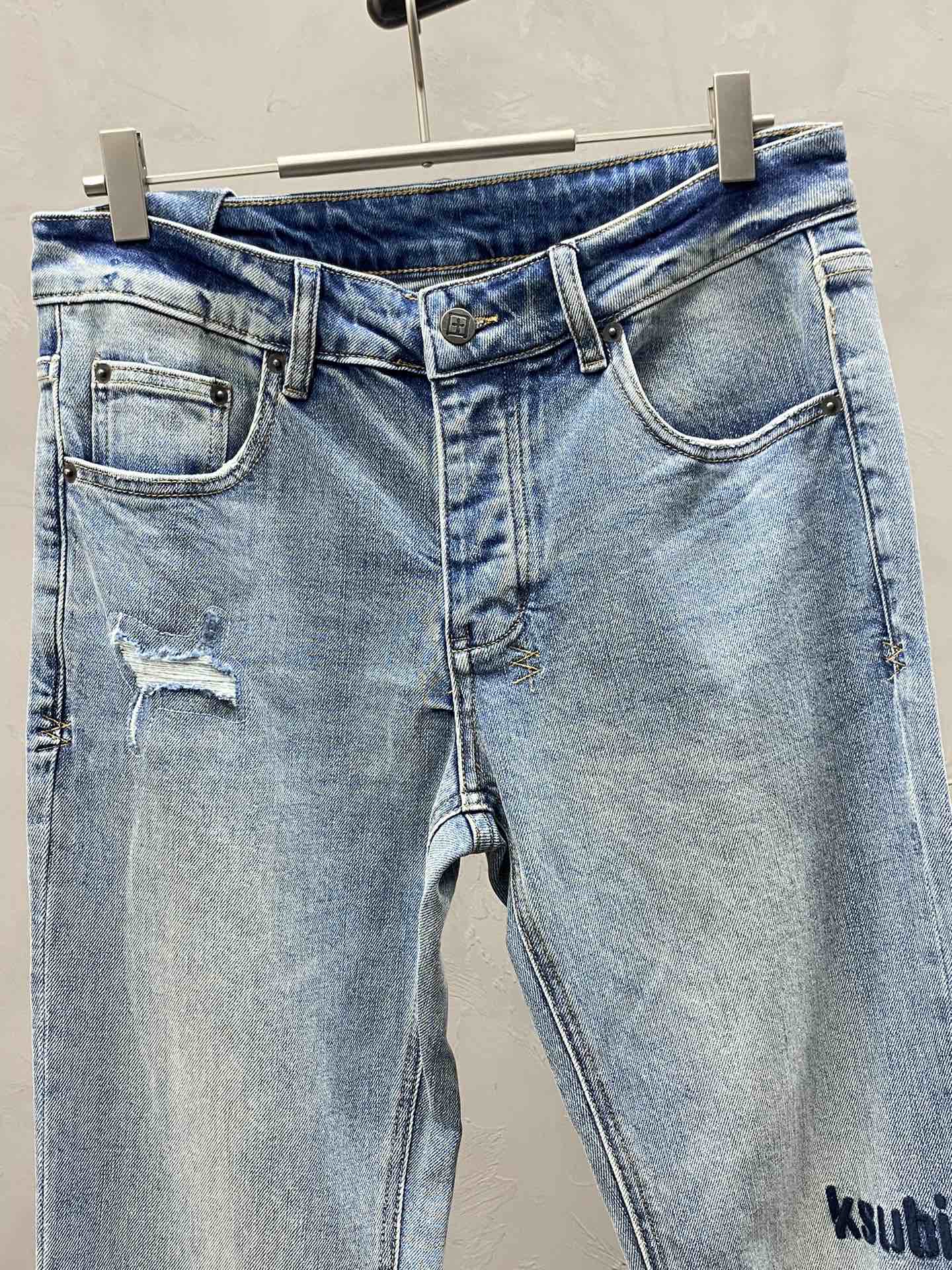  。Ksubi💥独家专供新款休闲牛仔裤 高端版本！专柜 面料 透气舒适度高，细节无可挑剔，品牌元素设计理
