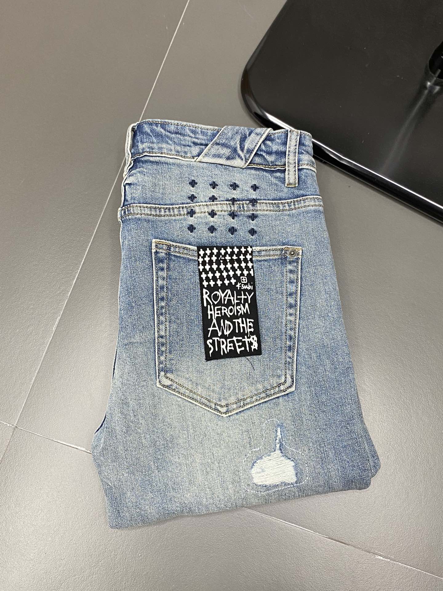  。Ksubi💥独家专供新款休闲牛仔裤 高端版本！专柜 面料 透气舒适度高，细节无可挑剔，品牌元素设计理