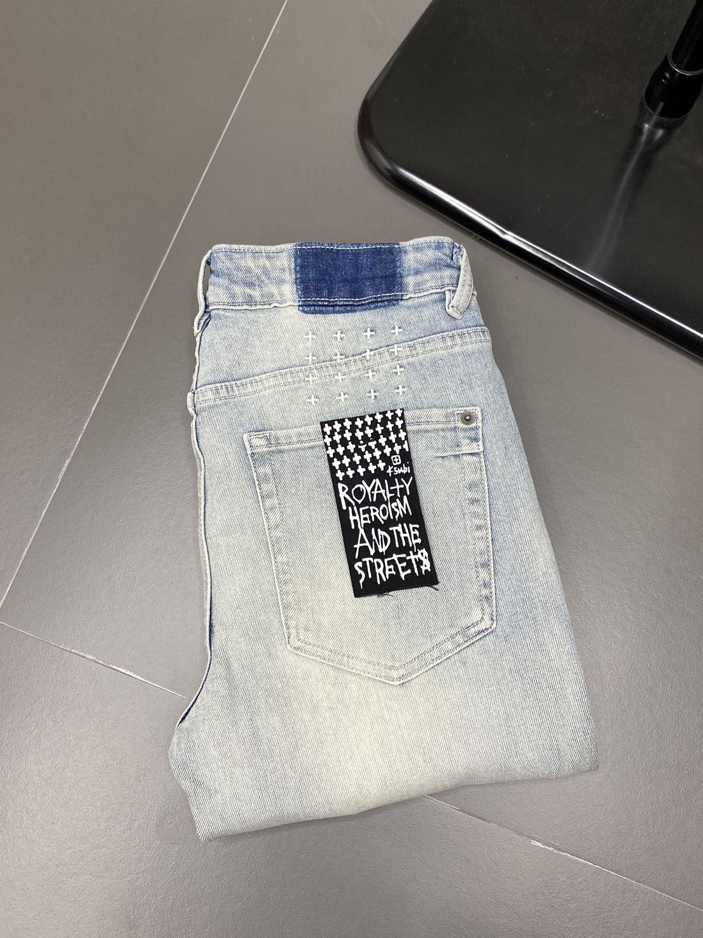  。Ksubi💥独家专供新款休闲牛仔裤 高端版本！专柜 面料 透气舒适度高，细节无可挑剔，品牌元素设计理