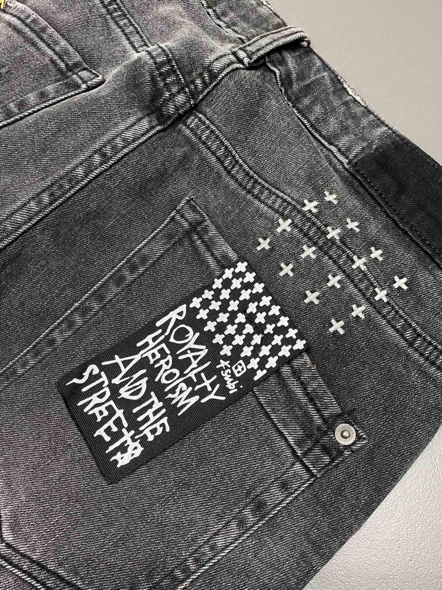  。Ksubi💥独家专供新款休闲牛仔裤 高端版本！专柜 面料 透气舒适度高，细节无可挑剔，品牌元素设计理