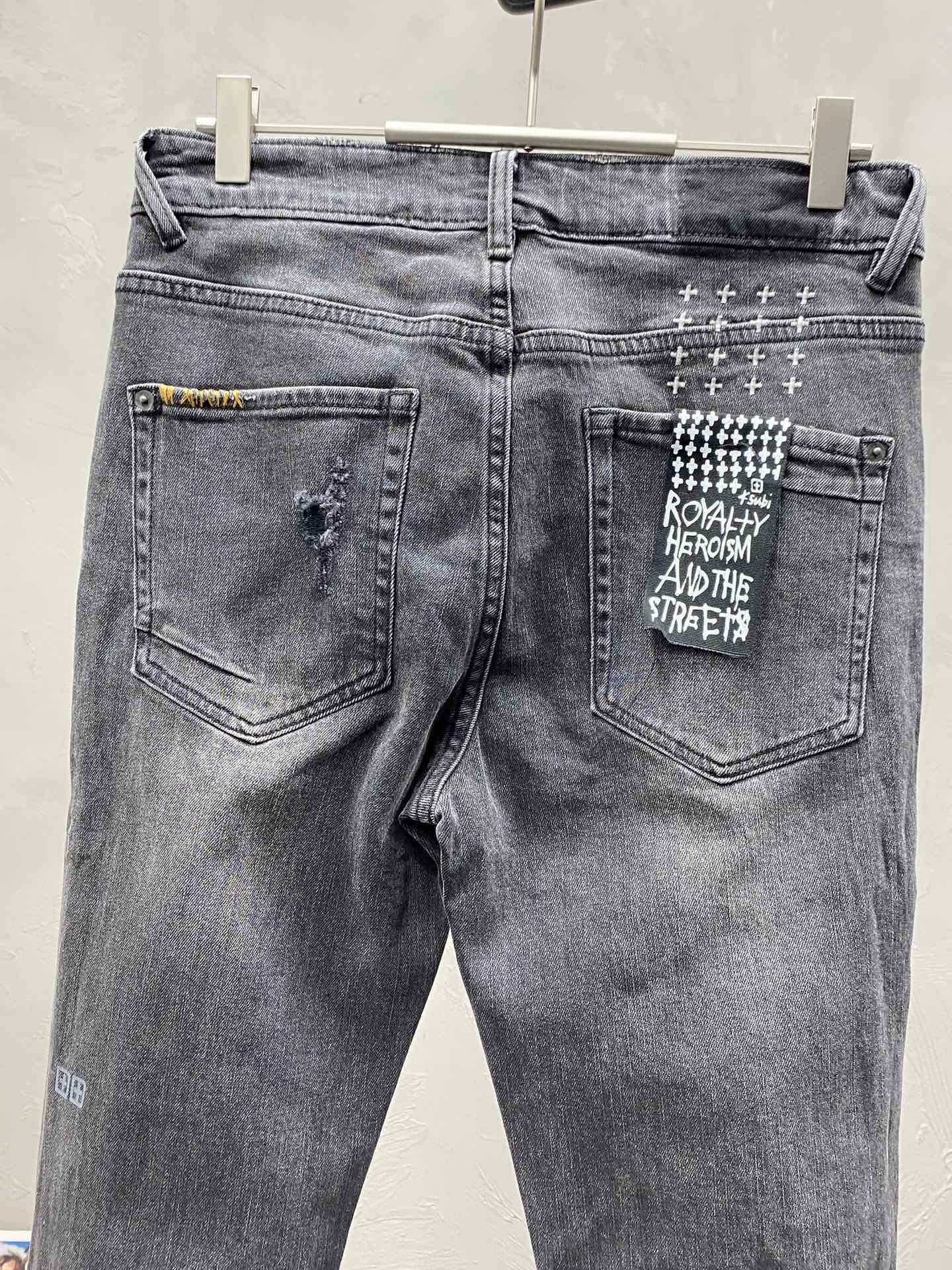  。Ksubi💥独家专供新款休闲牛仔裤 高端版本！专柜 面料 透气舒适度高，细节无可挑剔，品牌元素设计理