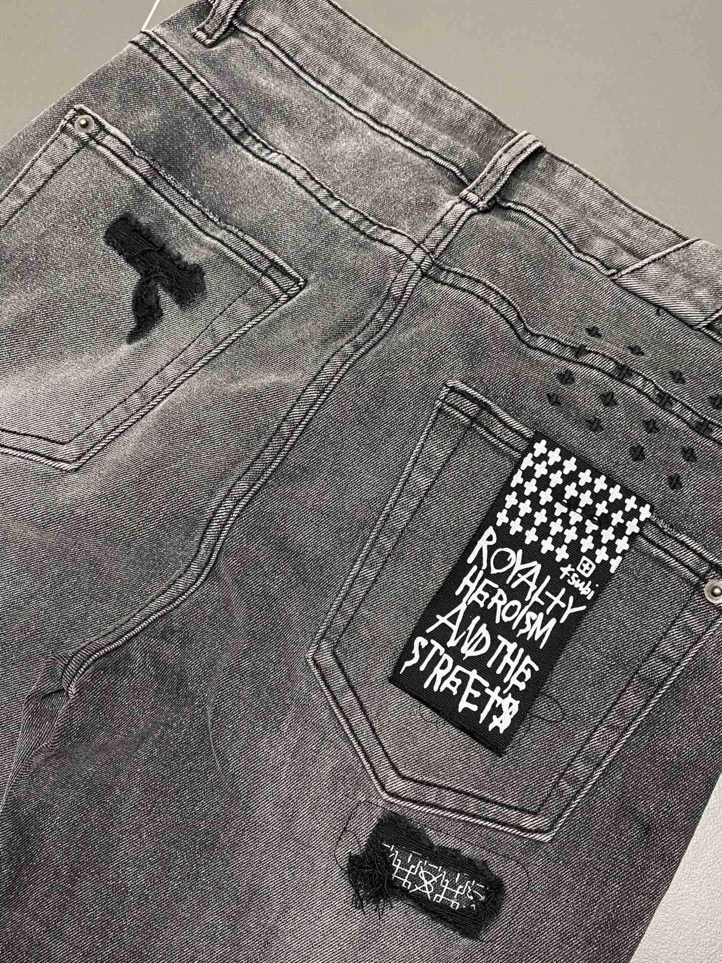  。Ksubi💥独家专供新款休闲牛仔裤 高端版本！专柜 面料 透气舒适度高，细节无可挑剔，品牌元素设计理