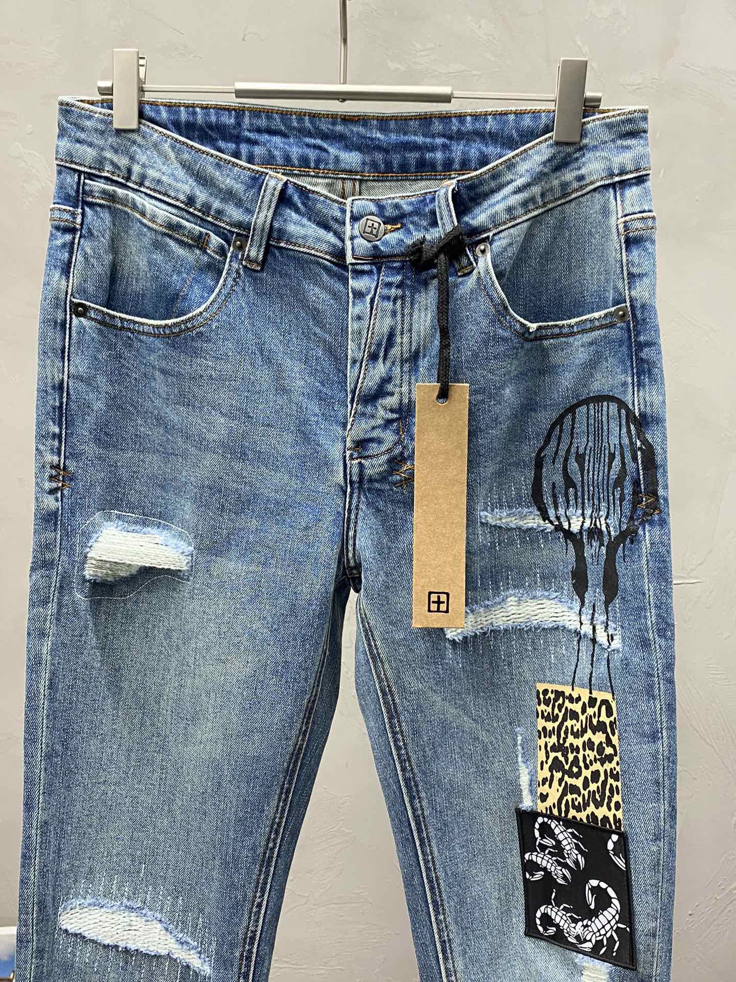  。Ksubi💥独家专供新款休闲牛仔裤 高端版本！专柜 面料 透气舒适度高，细节无可挑剔，品牌元素设计理