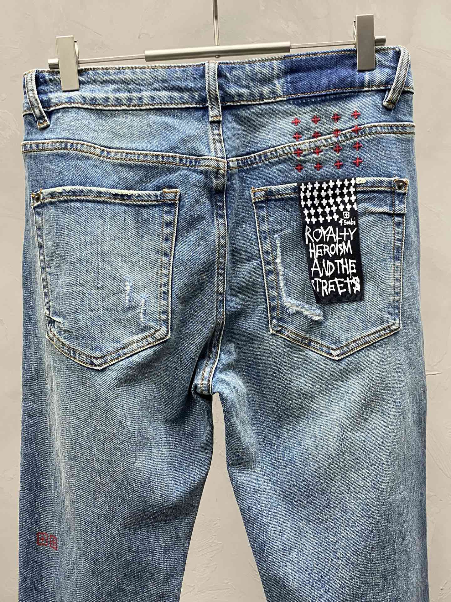  。Ksubi💥独家专供新款休闲牛仔裤 高端版本！专柜 面料 透气舒适度高，细节无可挑剔，品牌元素设计理