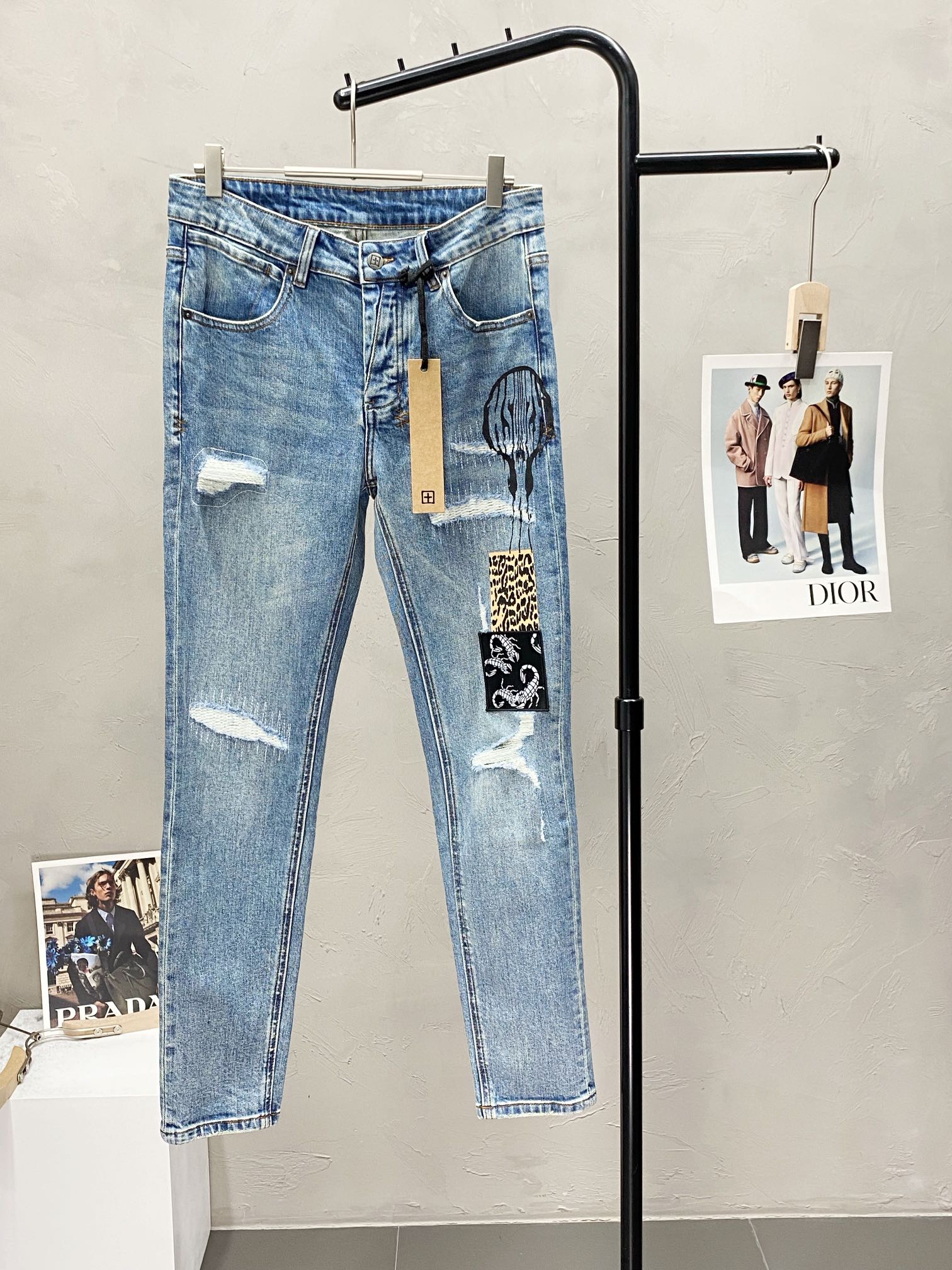  。Ksubi💥独家专供新款休闲牛仔裤 高端版本！专柜 面料 透气舒适度高，细节无可挑剔，品牌元素设计理