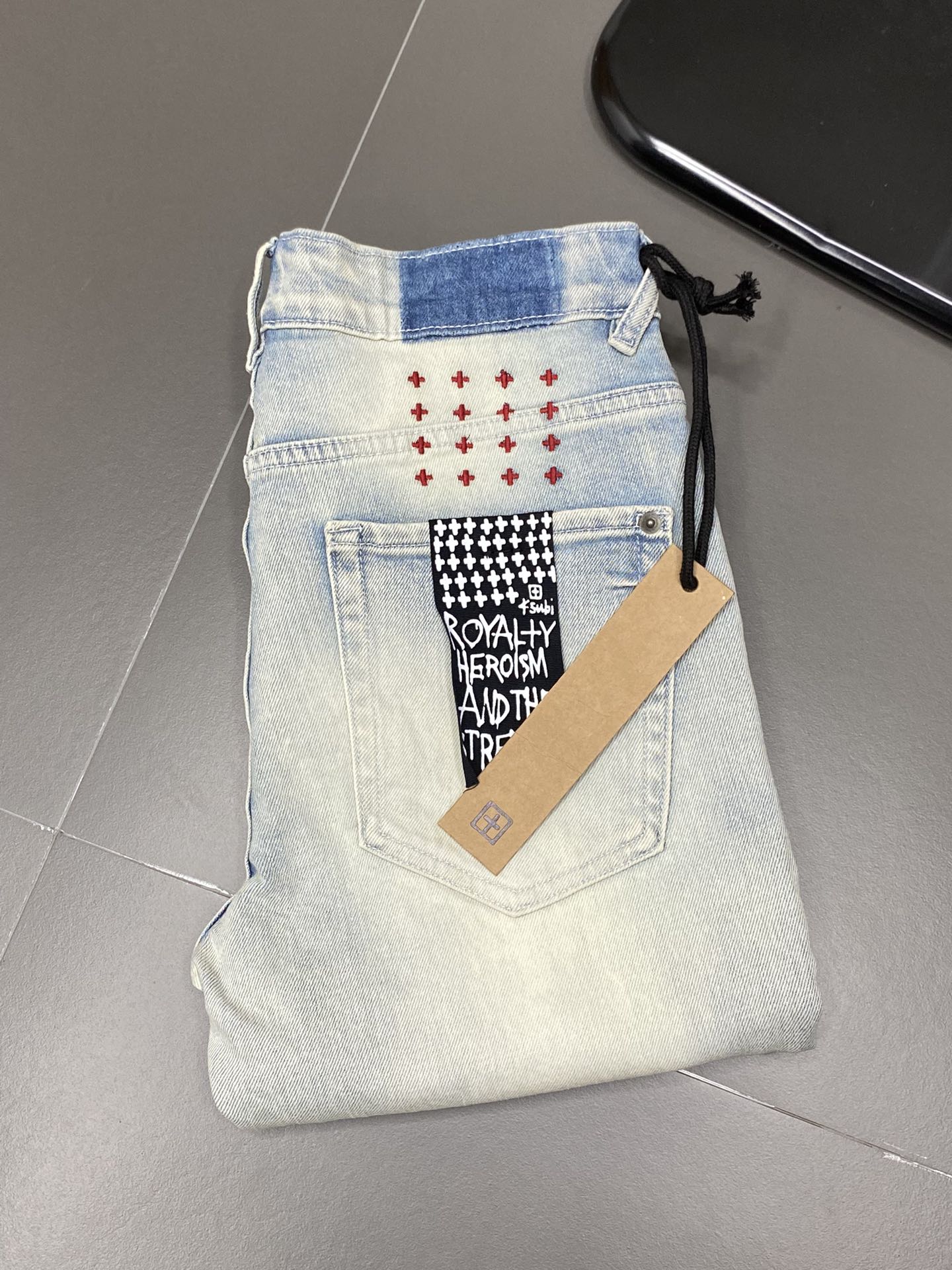  。Ksubi💥独家专供新款休闲牛仔裤 高端版本！专柜 面料 透气舒适度高，细节无可挑剔，品牌元素设计理