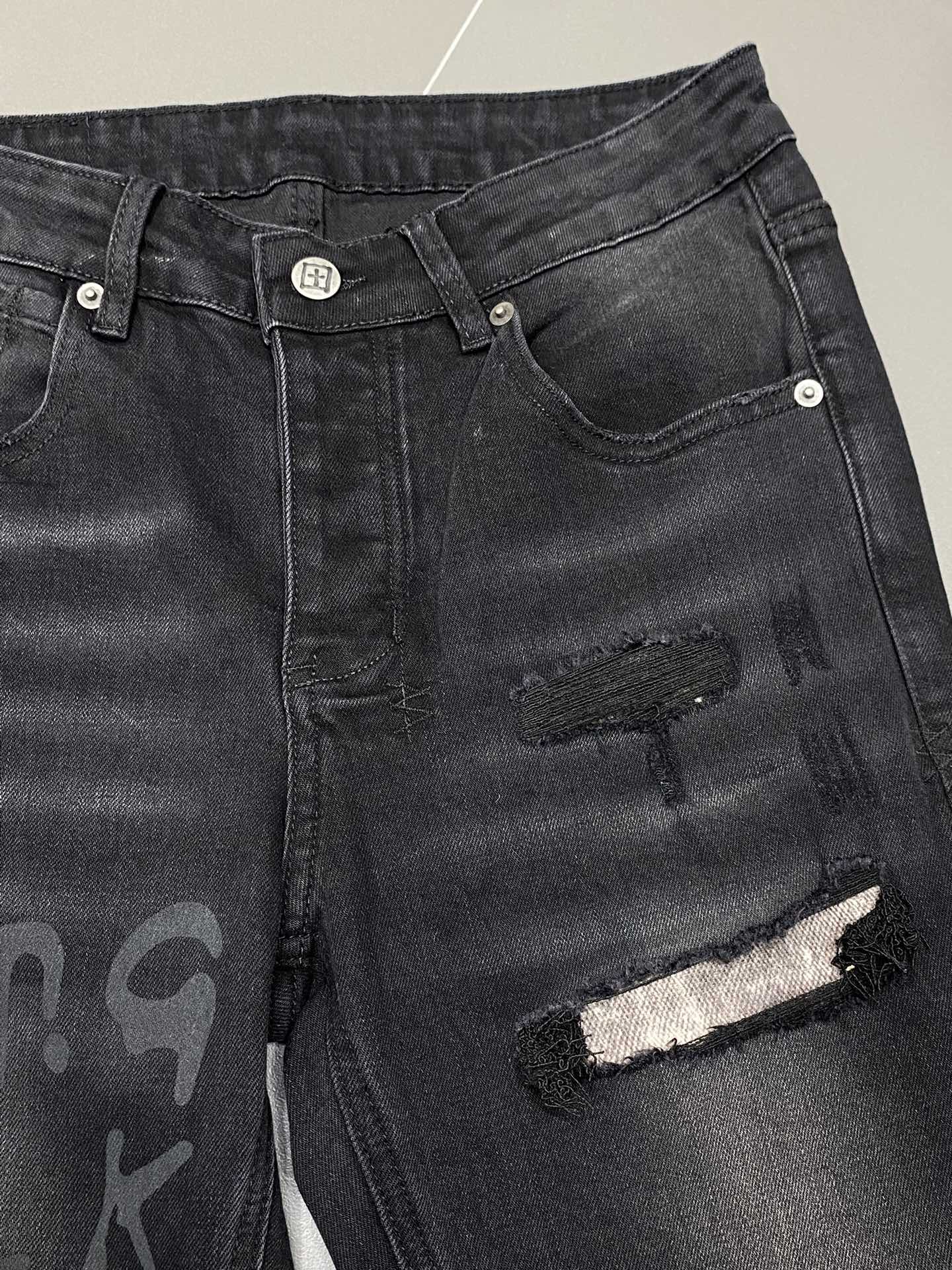  。Ksubi💥独家专供新款休闲牛仔裤 高端版本！专柜 面料 透气舒适度高，细节无可挑剔，品牌元素设计理