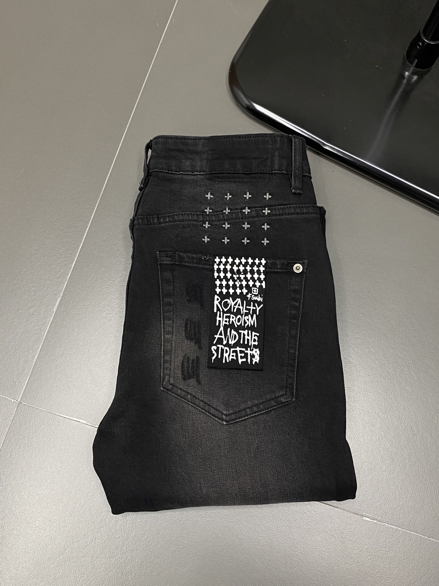  。Ksubi💥独家专供新款休闲牛仔裤 高端版本！专柜 面料 透气舒适度高，细节无可挑剔，品牌元素设计理