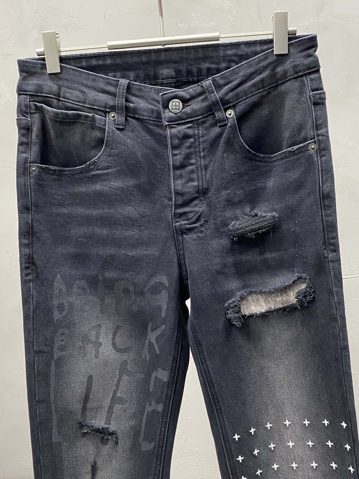  。Ksubi💥独家专供新款休闲牛仔裤 高端版本！专柜 面料 透气舒适度高，细节无可挑剔，品牌元素设计理