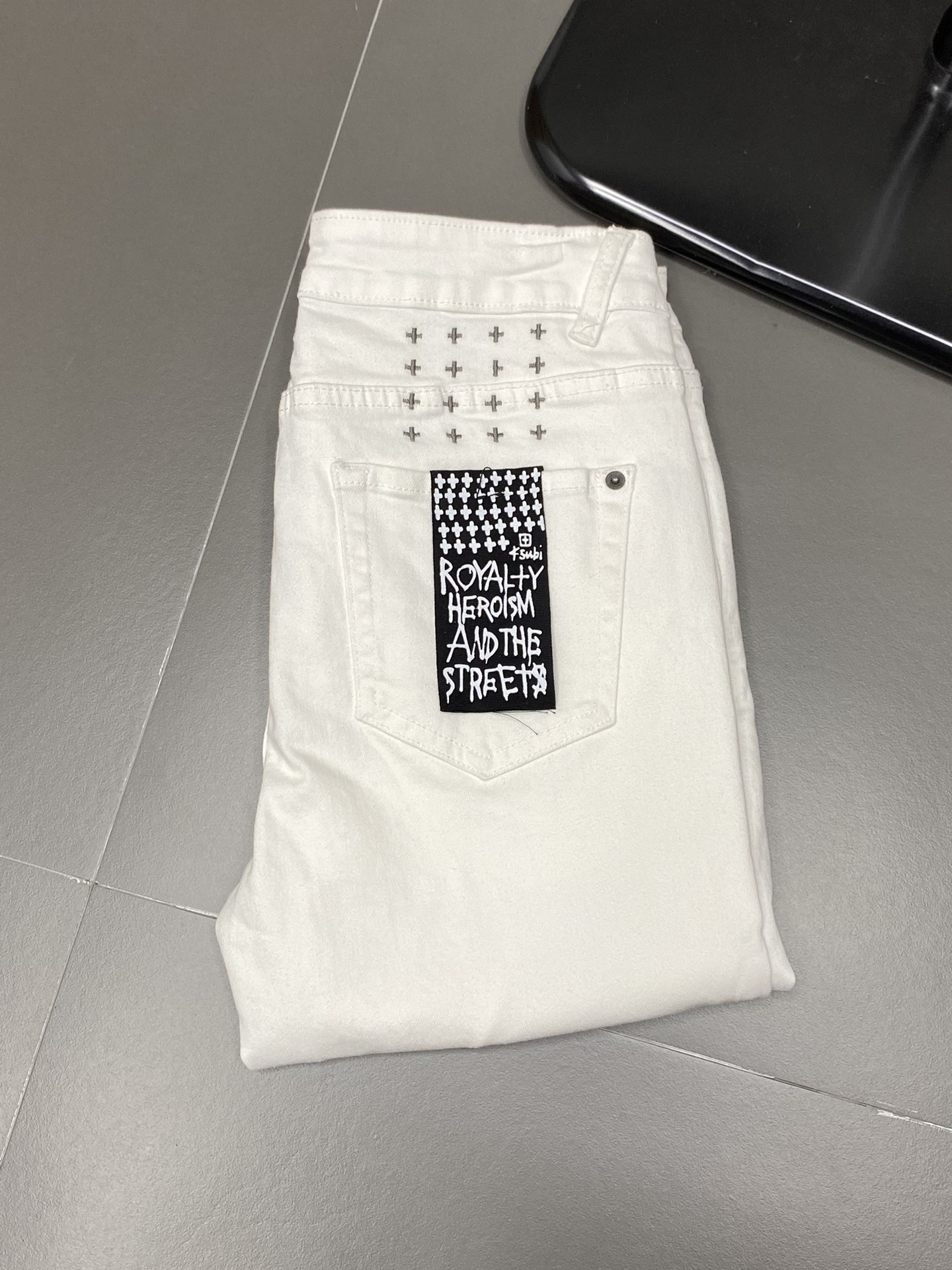  。Ksubi💥独家专供新款休闲牛仔裤 高端版本！专柜 面料 透气舒适度高，细节无可挑剔，品牌元素设计理