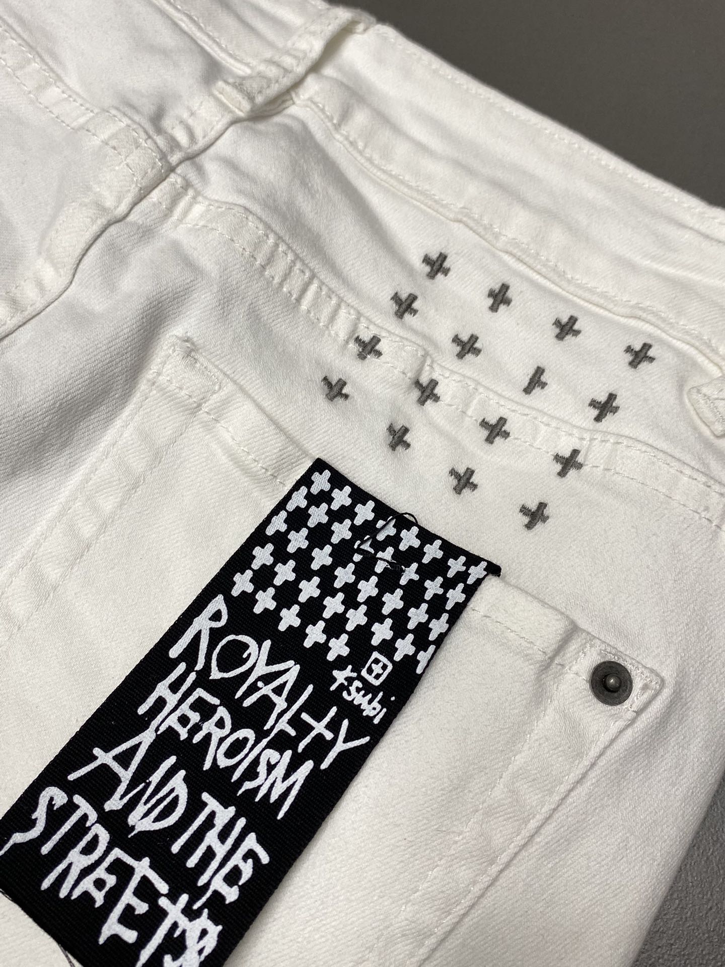  。Ksubi💥独家专供新款休闲牛仔裤 高端版本！专柜 面料 透气舒适度高，细节无可挑剔，品牌元素设计理