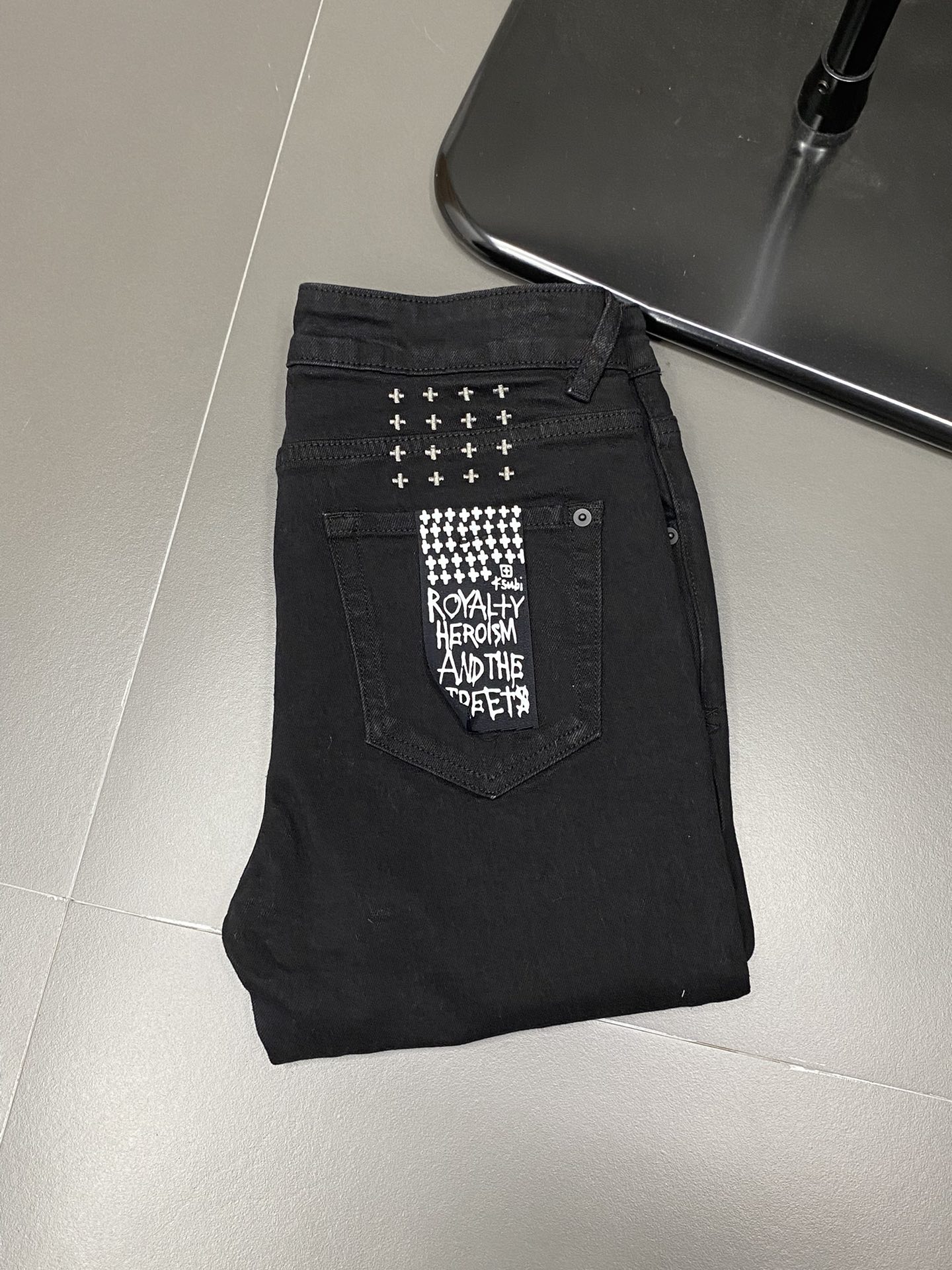  。Ksubi💥独家专供新款休闲牛仔裤 高端版本！专柜 面料 透气舒适度高，细节无可挑剔，品牌元素设计理