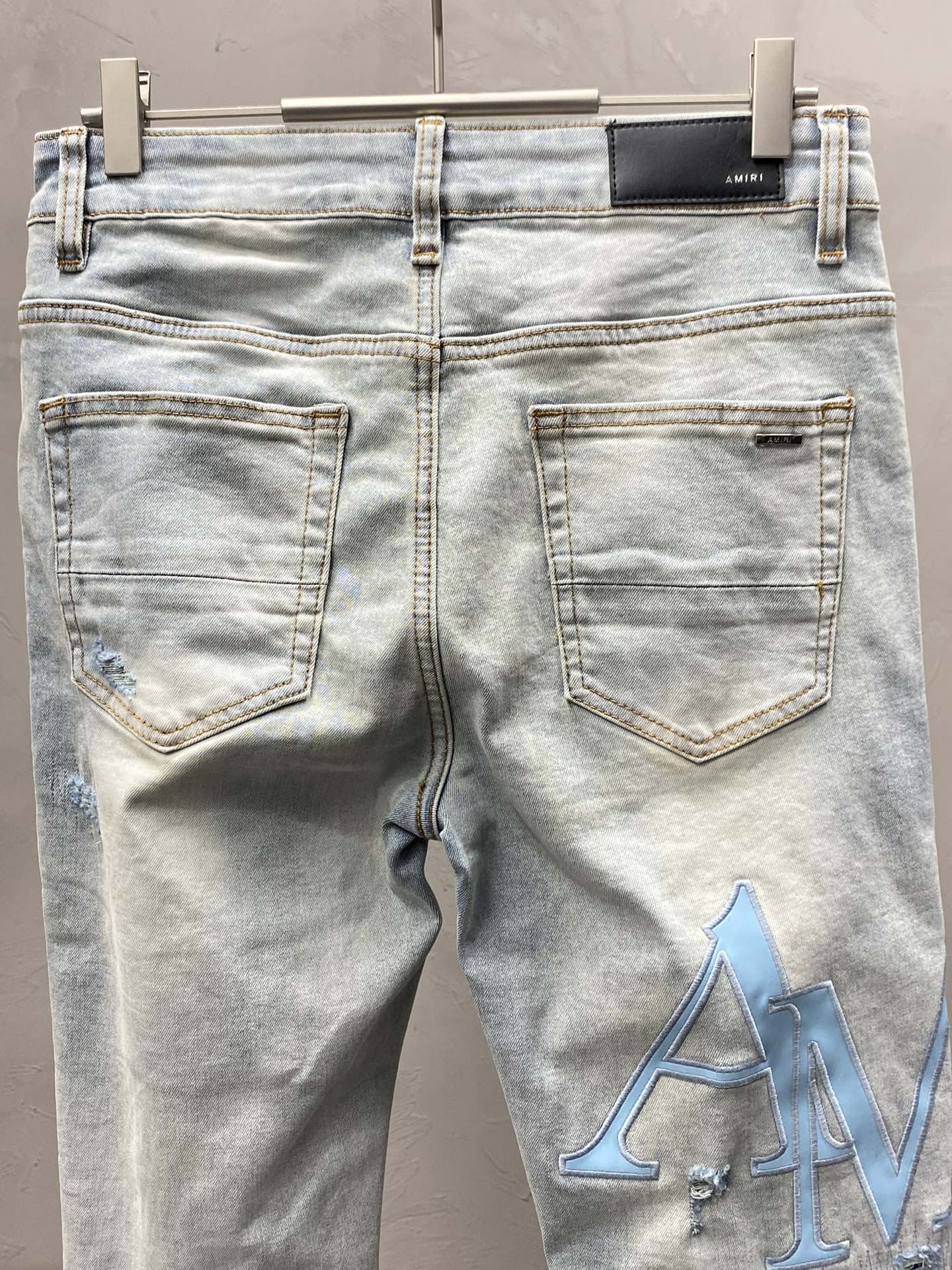  。AMIRI💥独家专供新款休闲牛仔裤 高端版本！专柜 面料 透气舒适度高，细节无可挑剔，品牌元素设计理