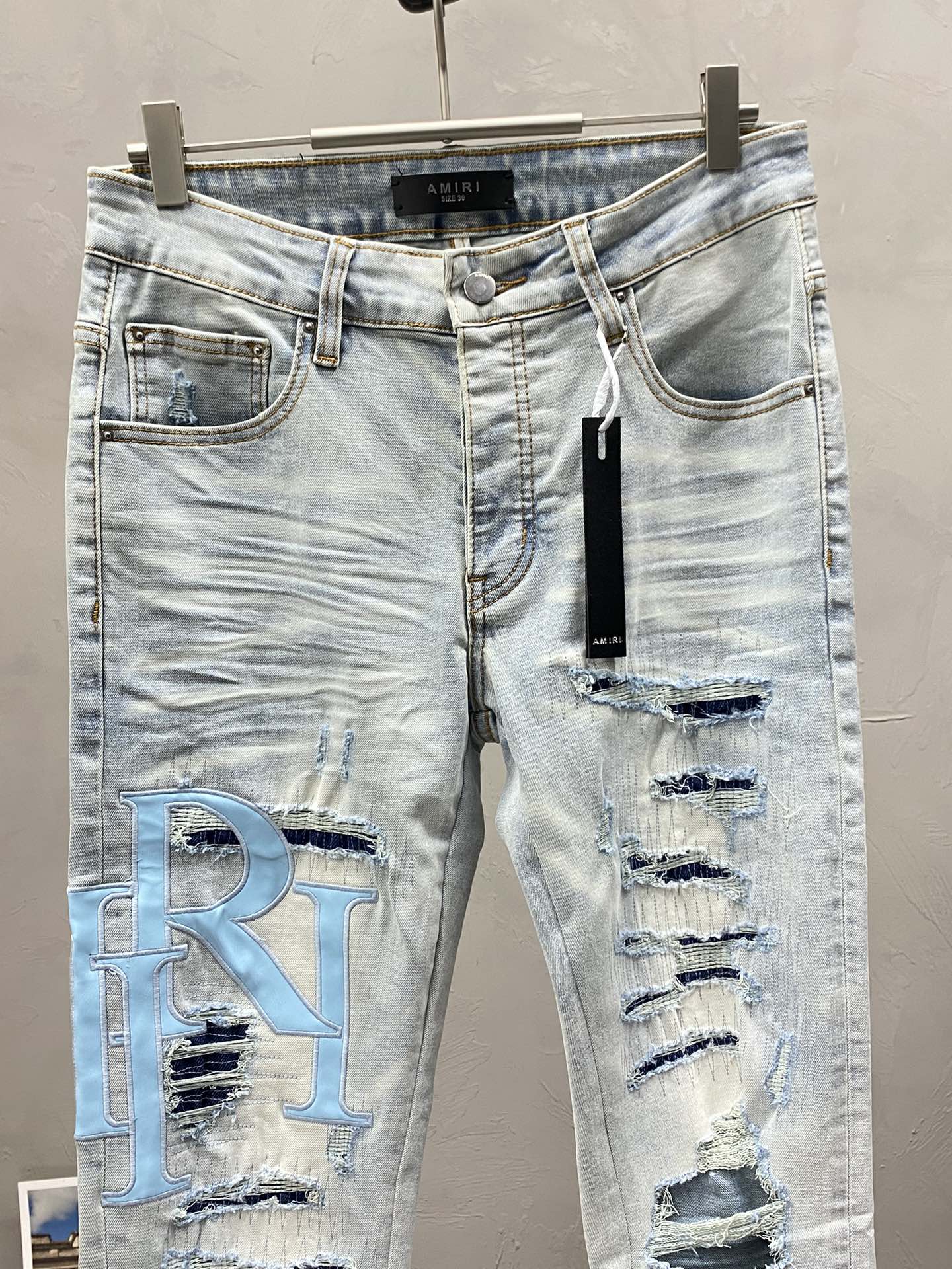  。AMIRI💥独家专供新款休闲牛仔裤 高端版本！专柜 面料 透气舒适度高，细节无可挑剔，品牌元素设计理