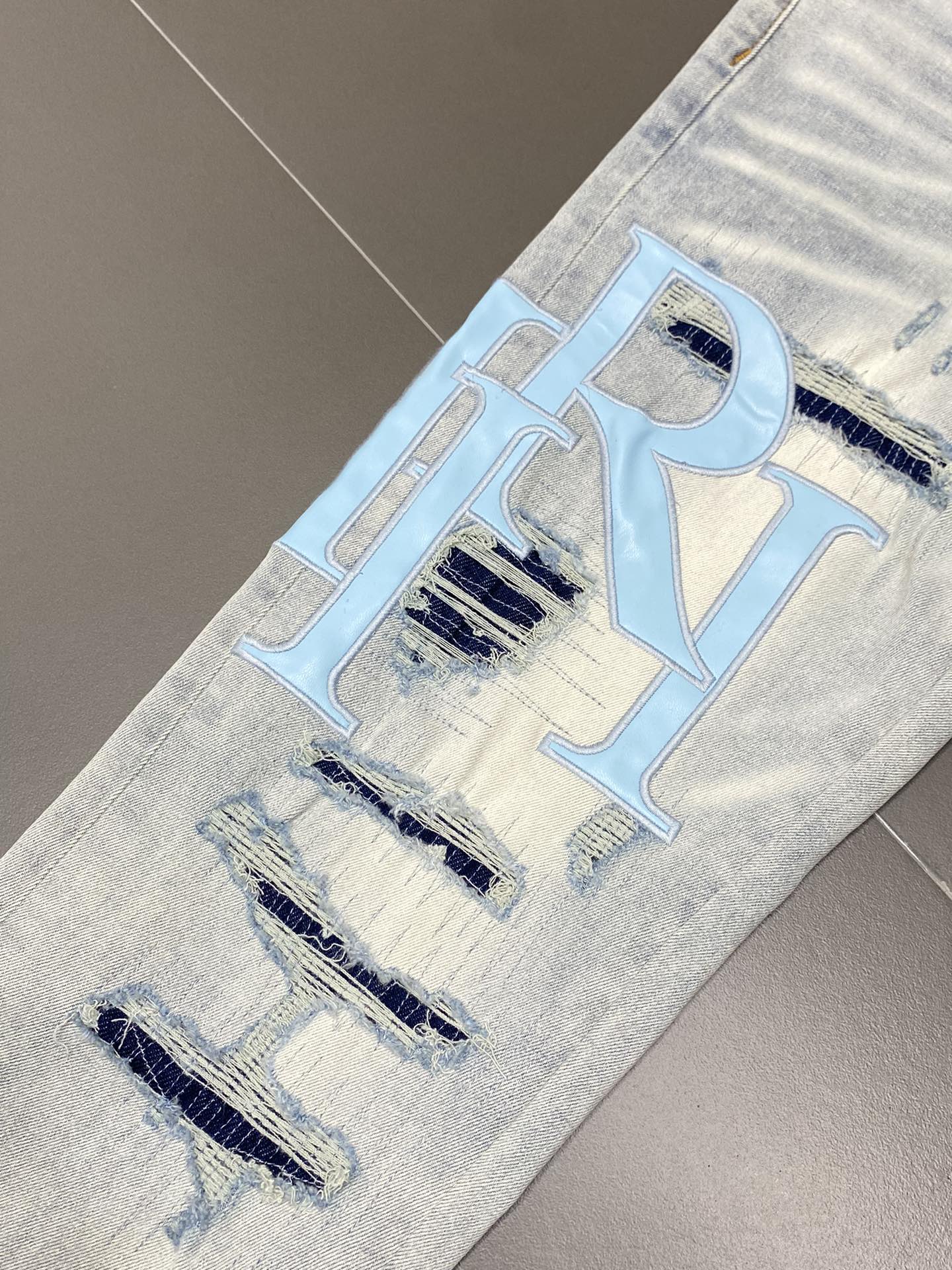  。AMIRI💥独家专供新款休闲牛仔裤 高端版本！专柜 面料 透气舒适度高，细节无可挑剔，品牌元素设计理