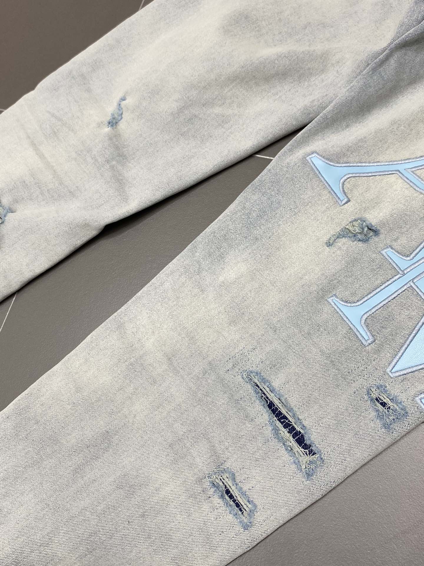  。AMIRI💥独家专供新款休闲牛仔裤 高端版本！专柜 面料 透气舒适度高，细节无可挑剔，品牌元素设计理