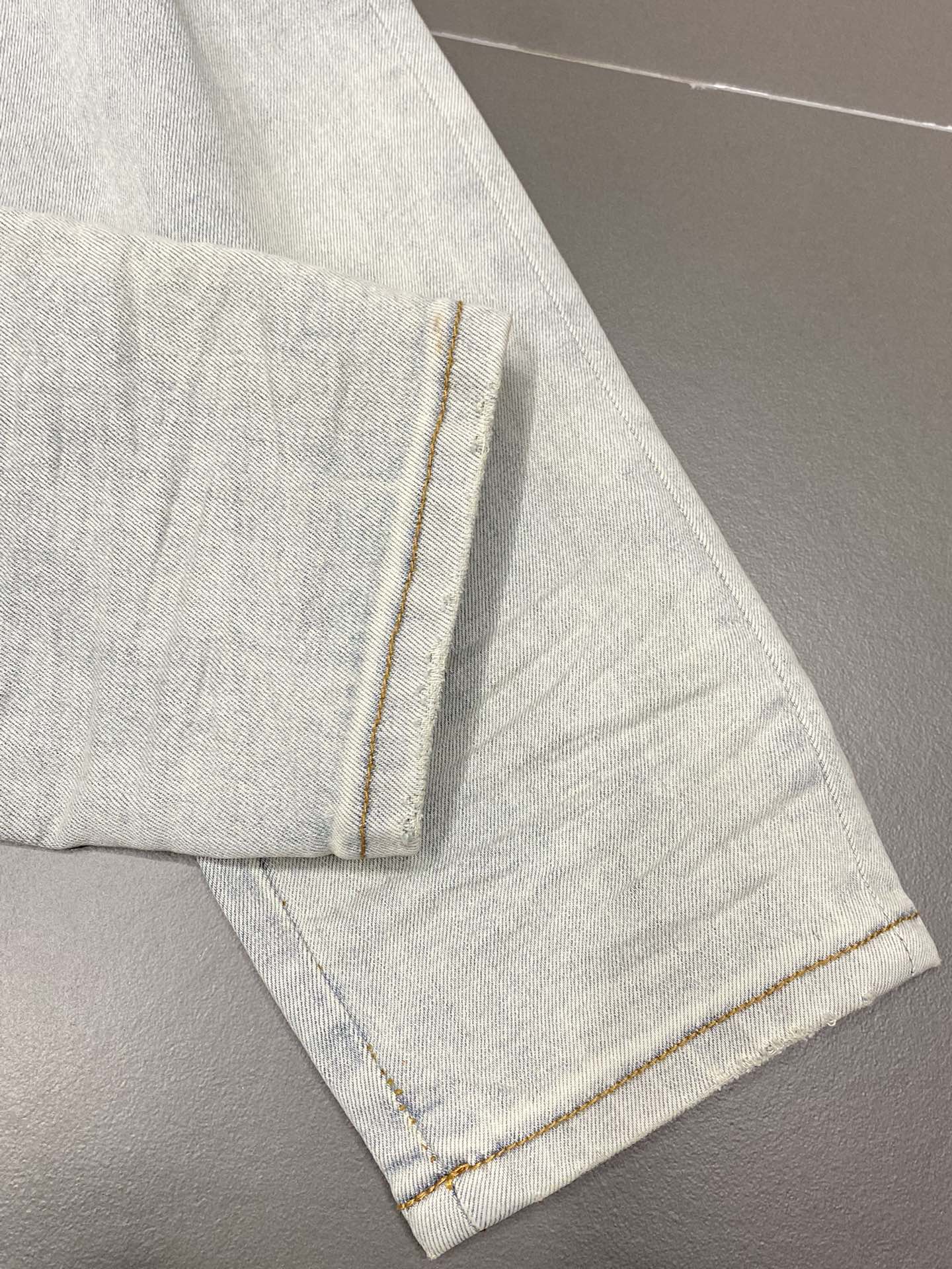  。AMIRI💥独家专供新款休闲牛仔裤 高端版本！专柜 面料 透气舒适度高，细节无可挑剔，品牌元素设计理