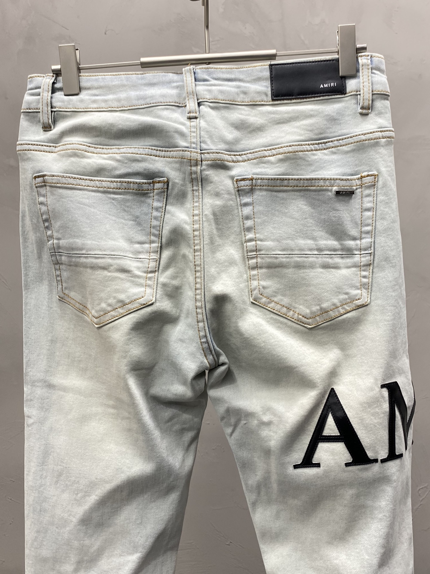  。AMIRI💥独家专供新款休闲牛仔裤 高端版本！专柜 面料 透气舒适度高，细节无可挑剔，品牌元素设计理