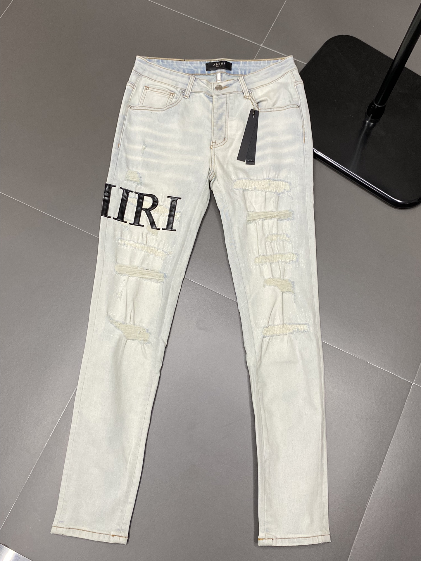  。AMIRI💥独家专供新款休闲牛仔裤 高端版本！专柜 面料 透气舒适度高，细节无可挑剔，品牌元素设计理