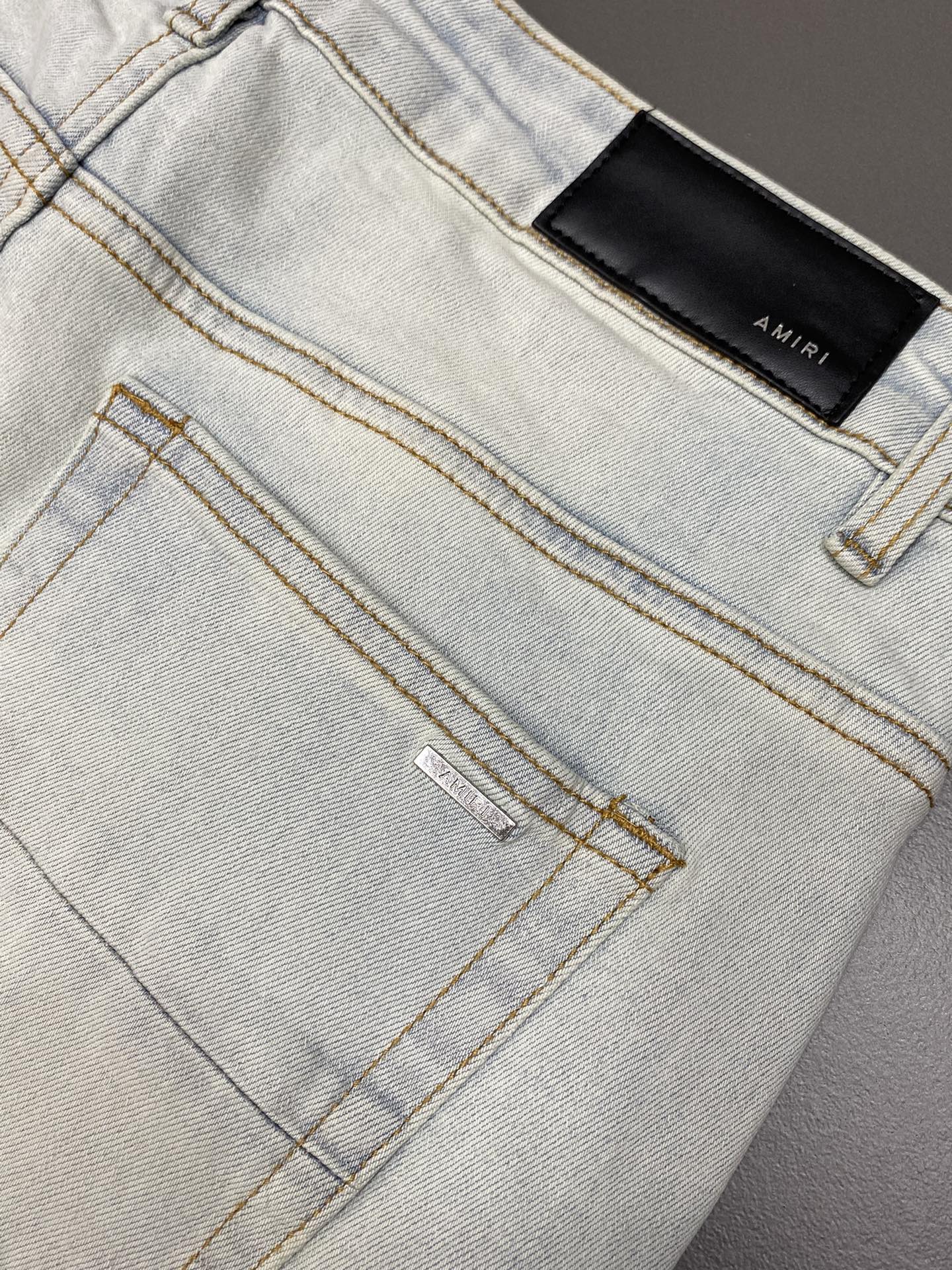  。AMIRI💥独家专供新款休闲牛仔裤 高端版本！专柜 面料 透气舒适度高，细节无可挑剔，品牌元素设计理