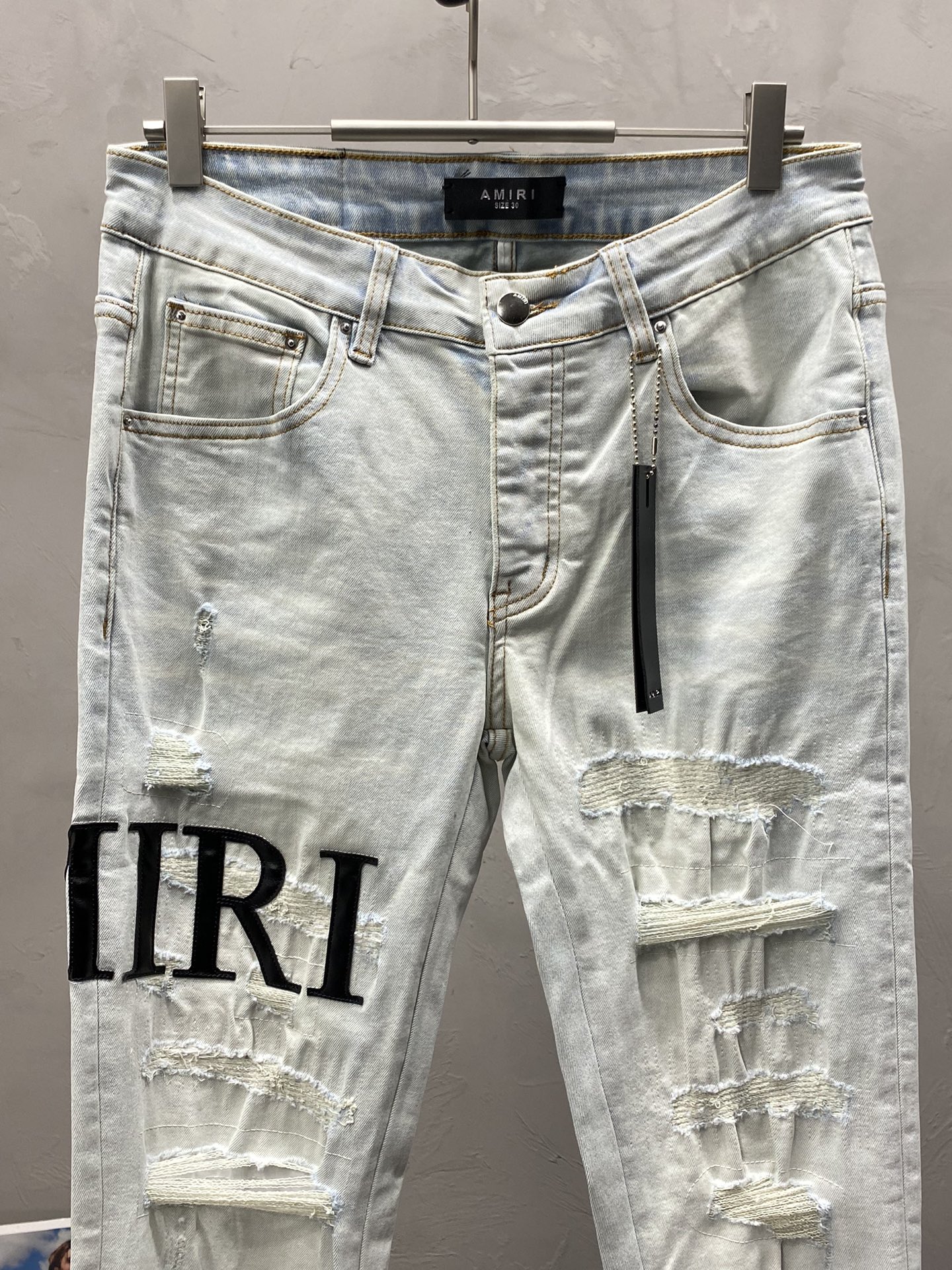  。AMIRI💥独家专供新款休闲牛仔裤 高端版本！专柜 面料 透气舒适度高，细节无可挑剔，品牌元素设计理