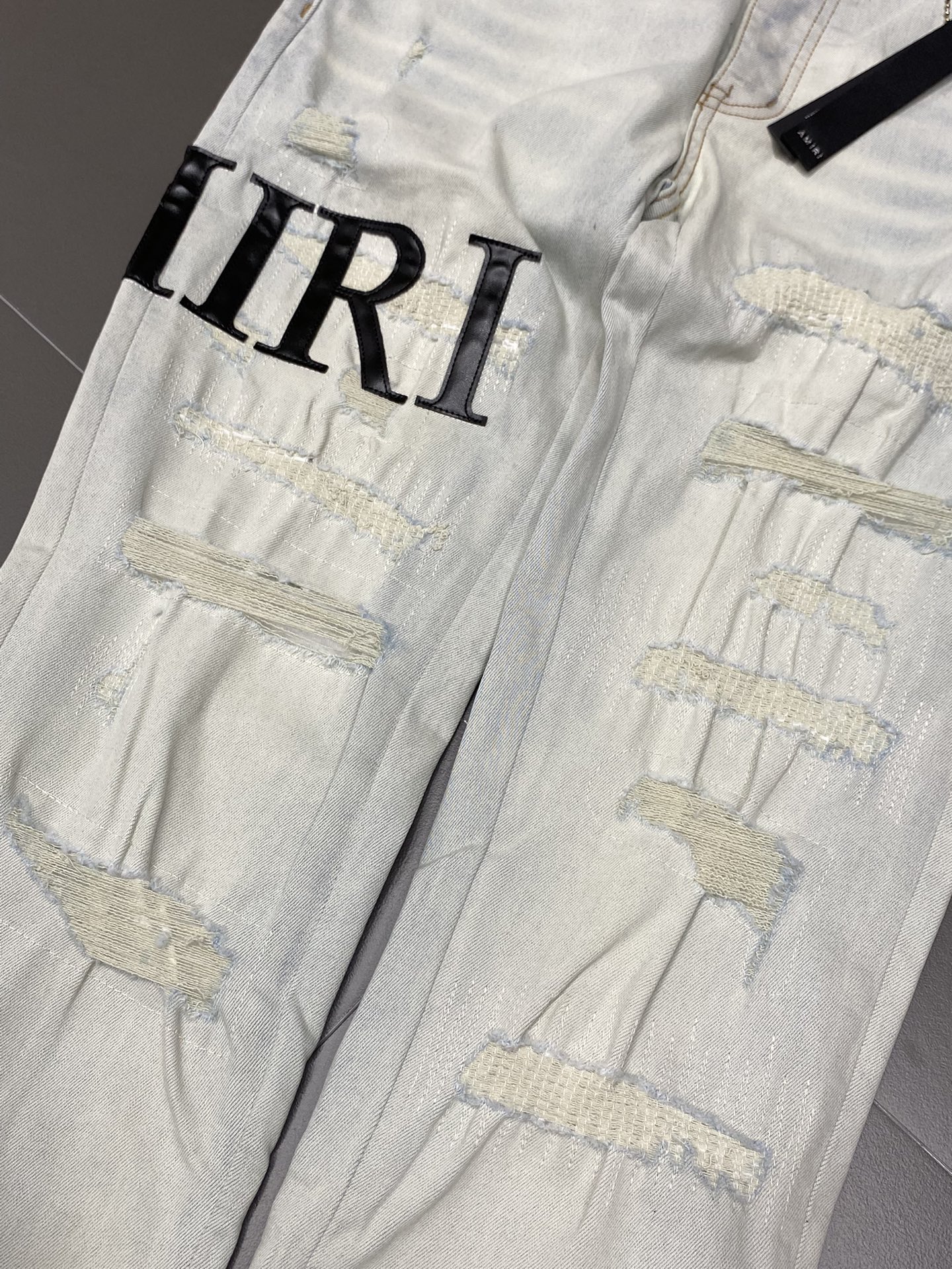  。AMIRI💥独家专供新款休闲牛仔裤 高端版本！专柜 面料 透气舒适度高，细节无可挑剔，品牌元素设计理