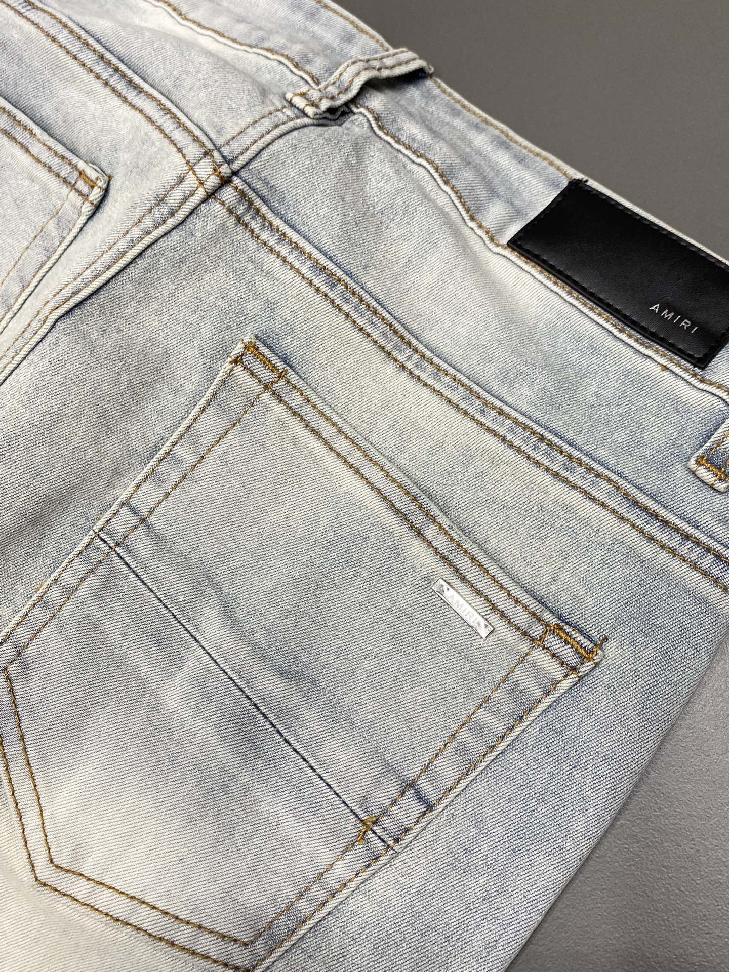  。AMIRI💥独家专供新款休闲牛仔裤 高端版本！专柜 面料 透气舒适度高，细节无可挑剔，品牌元素设计理