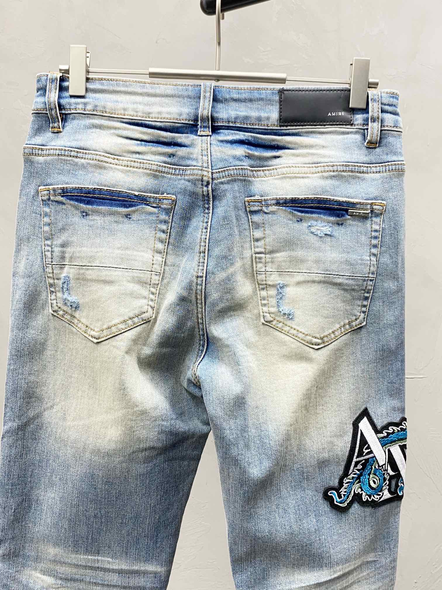  。AMIRI💥独家专供新款休闲牛仔裤 高端版本！专柜 面料 透气舒适度高，细节无可挑剔，品牌元素设计理