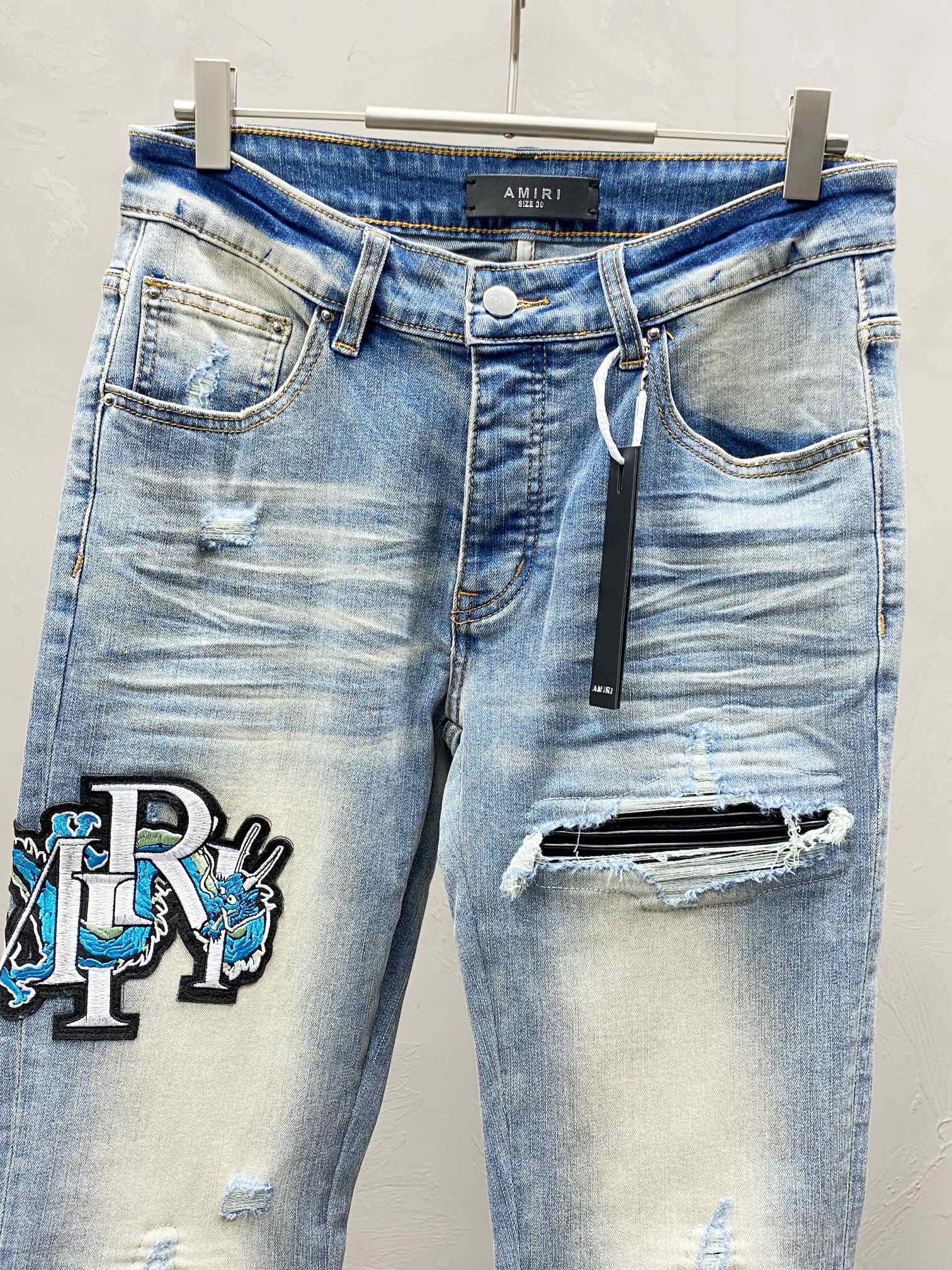  。AMIRI💥独家专供新款休闲牛仔裤 高端版本！专柜 面料 透气舒适度高，细节无可挑剔，品牌元素设计理